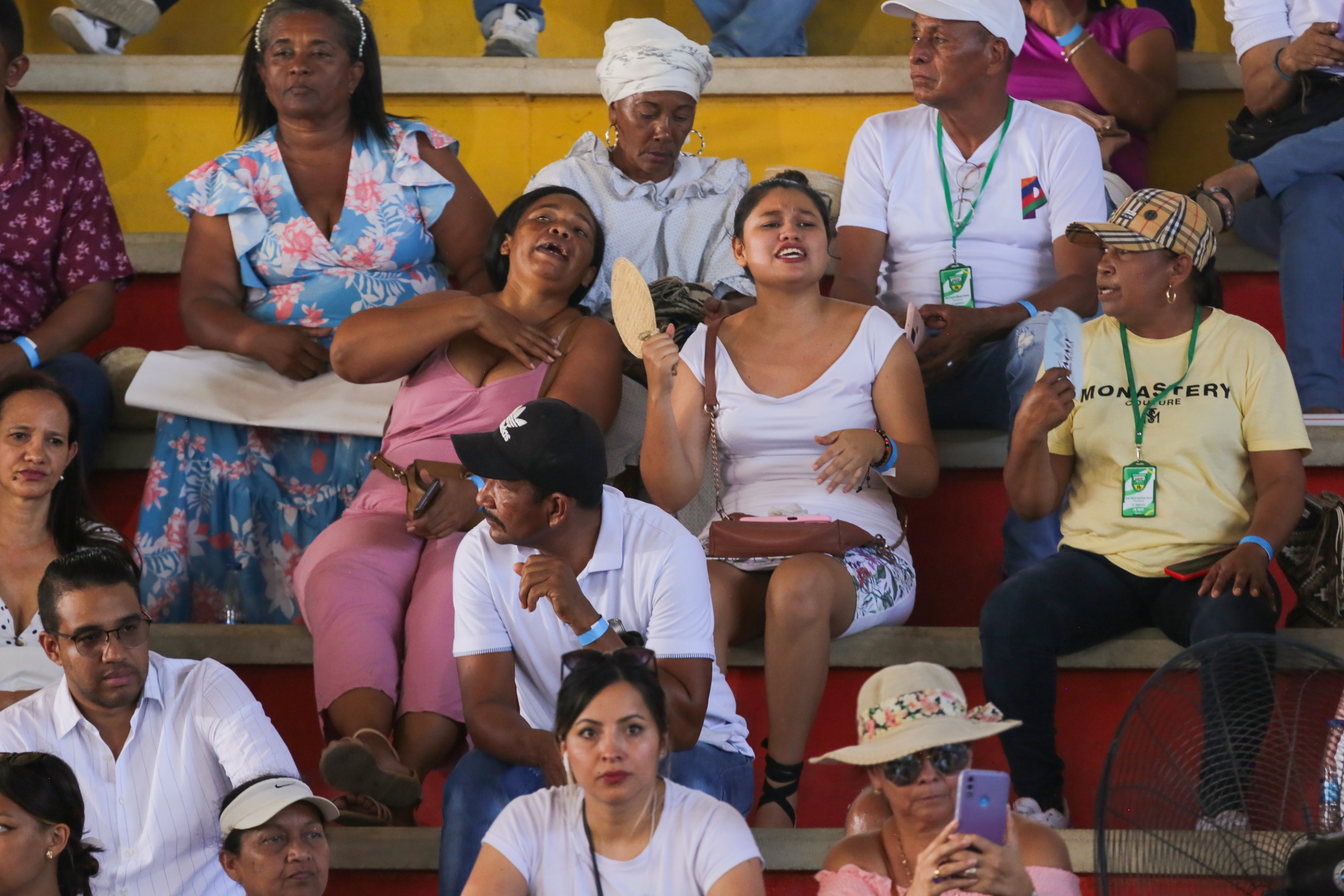 Público celebrando un encuentro con el gonierno Nacional