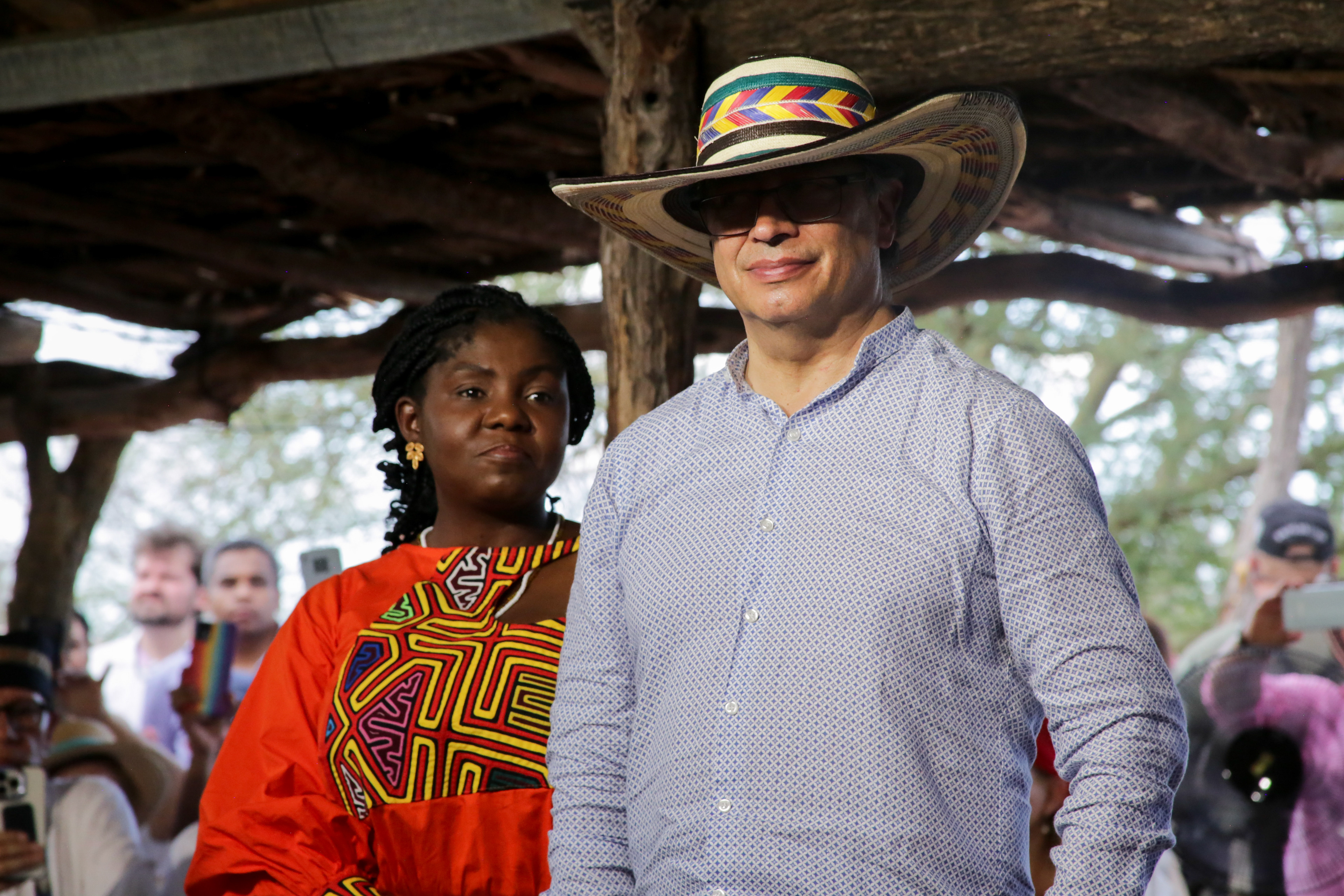 El precidente y la vicepresidenta en un una rancheria en la Guajira