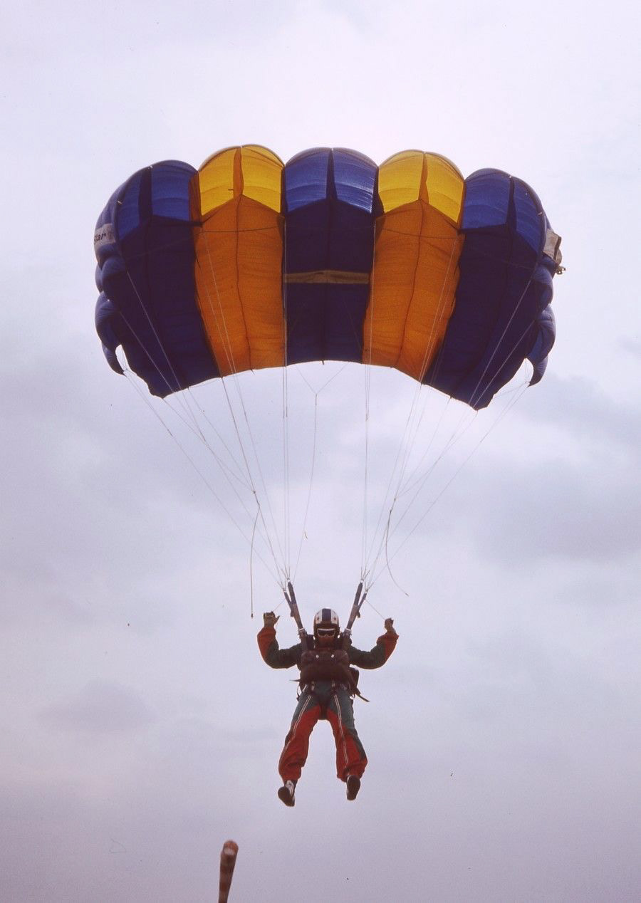 Canopy parachute in the 80's