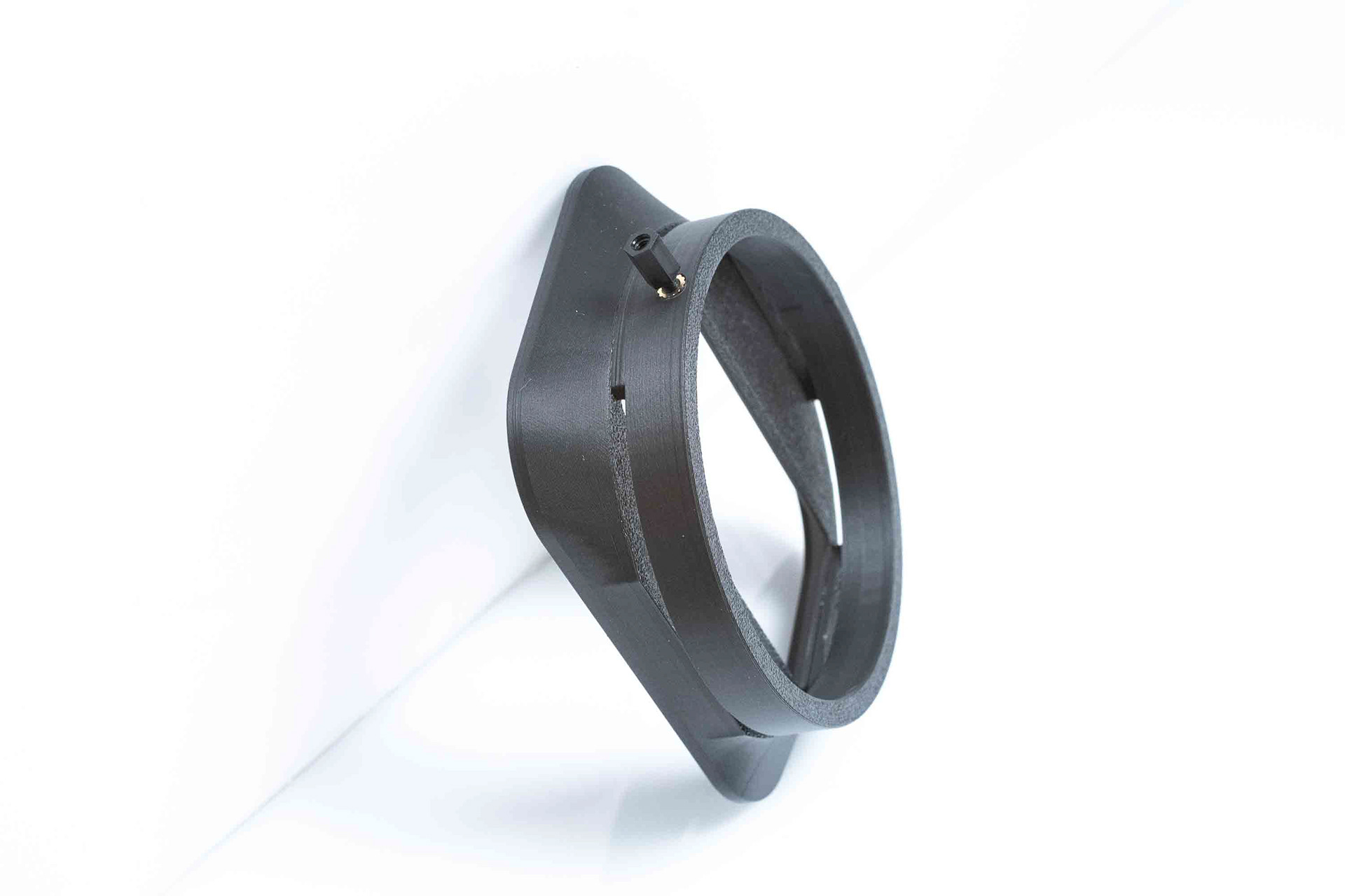 90/105 lens hood 3/4 view