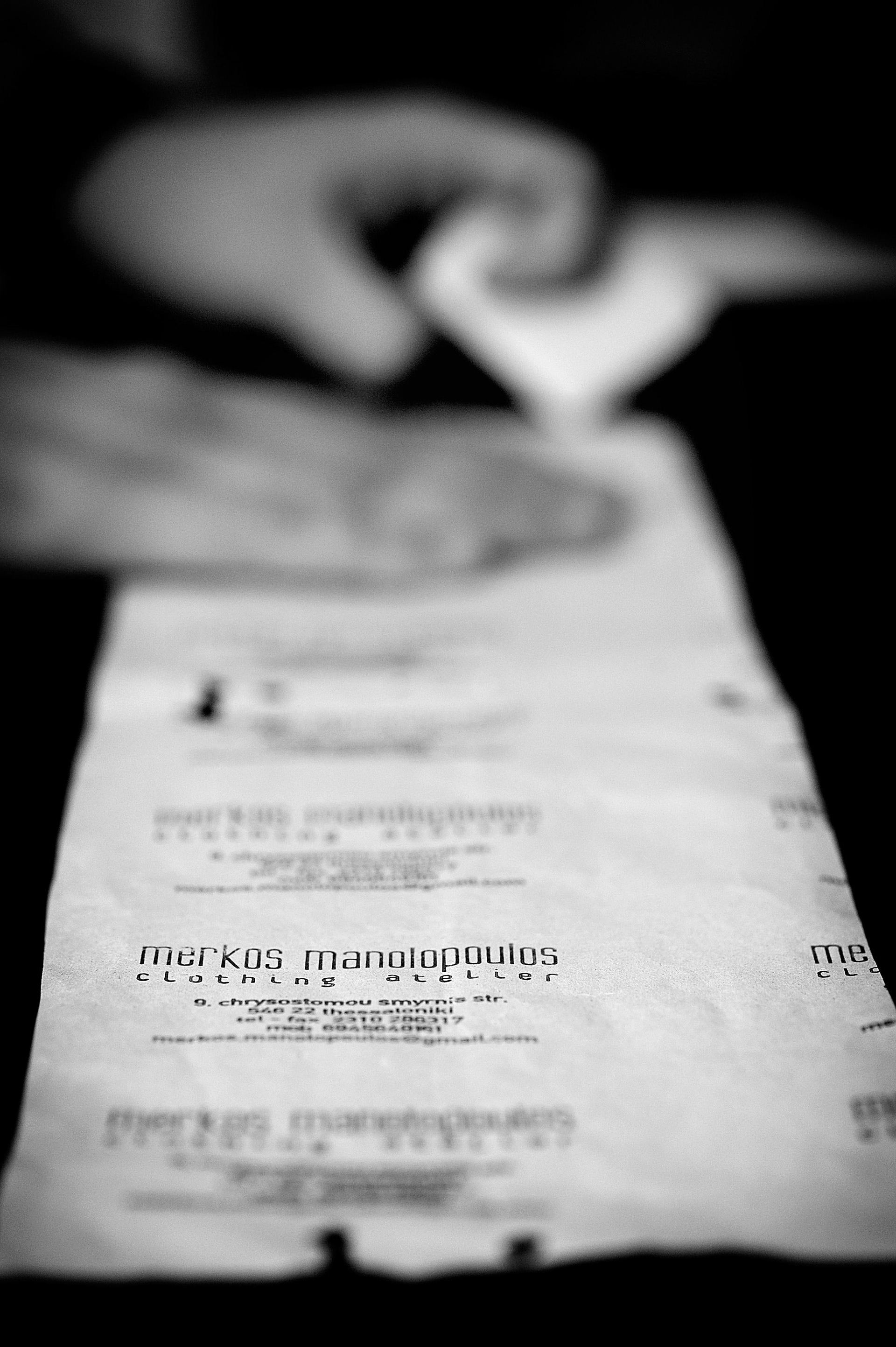 κοντινό πλάνο στο ατελιέ ραφής ανρικών ρούχων του Μέρκου Μανωλόπουλουο