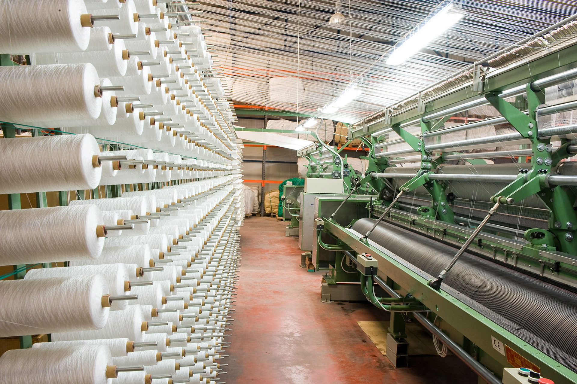 βιομηχανική φωτογράφιση εγκαταστάσεων, στη γραμμή παραγωγής στη μηχανή πλεξίματος του εργοστασίου κατασκευής διχτιών DIOPAS