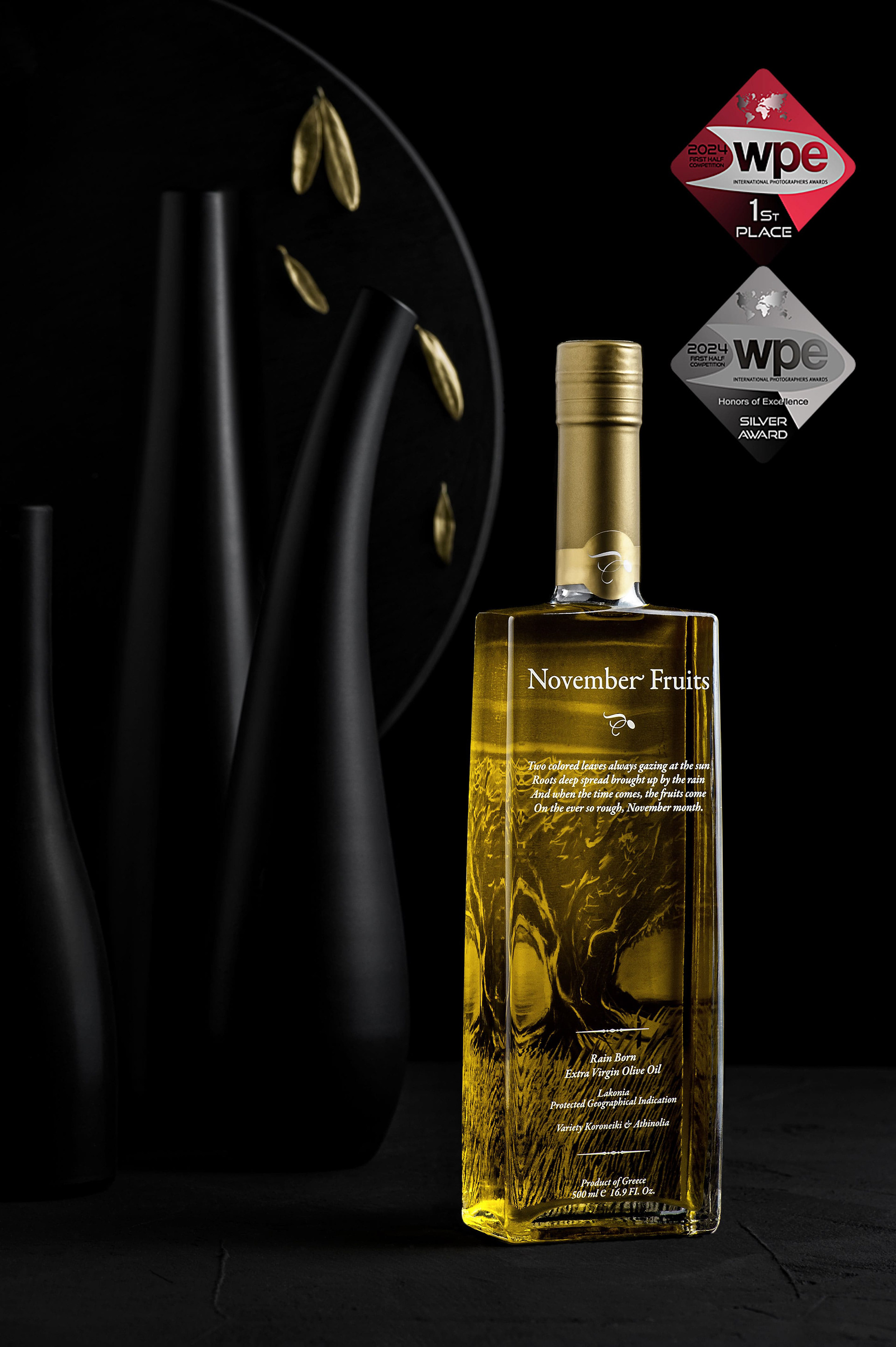 διαφημιστική φωτογράφιση ελληνικού ελαιολάδου σε μαύρο φόντο και πλαισιωμένο με μπουκάλια σε διαφορετικό σχήμα και ύψος με φωτισμό που δίνει έμφαση στο λάδι και στις γραμμές των μπουκαλιών