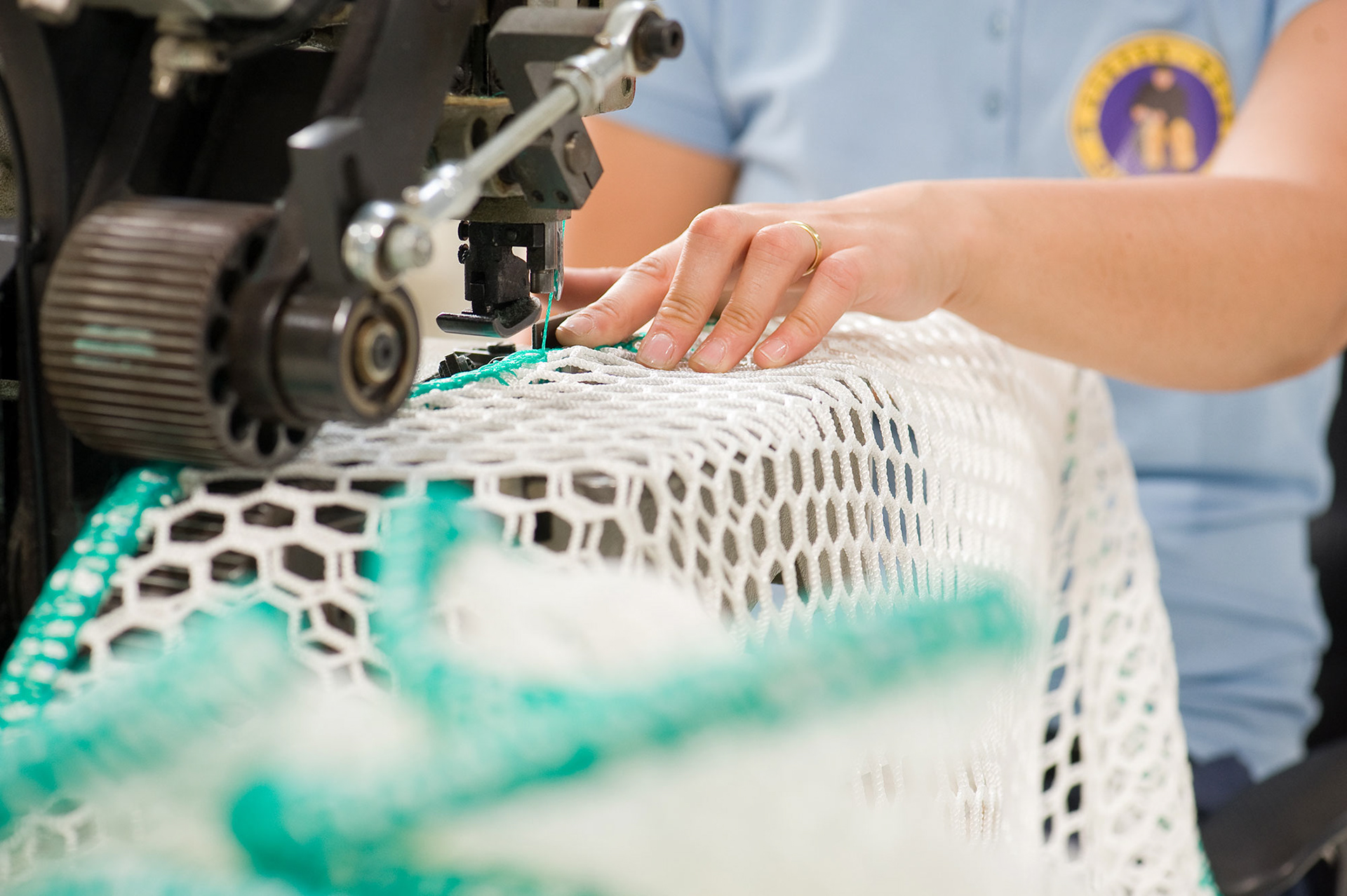 κοντινό πλάνο από το γάζωμα στη ραπτική μηχανή των κορδονιών από τα δίχτυα