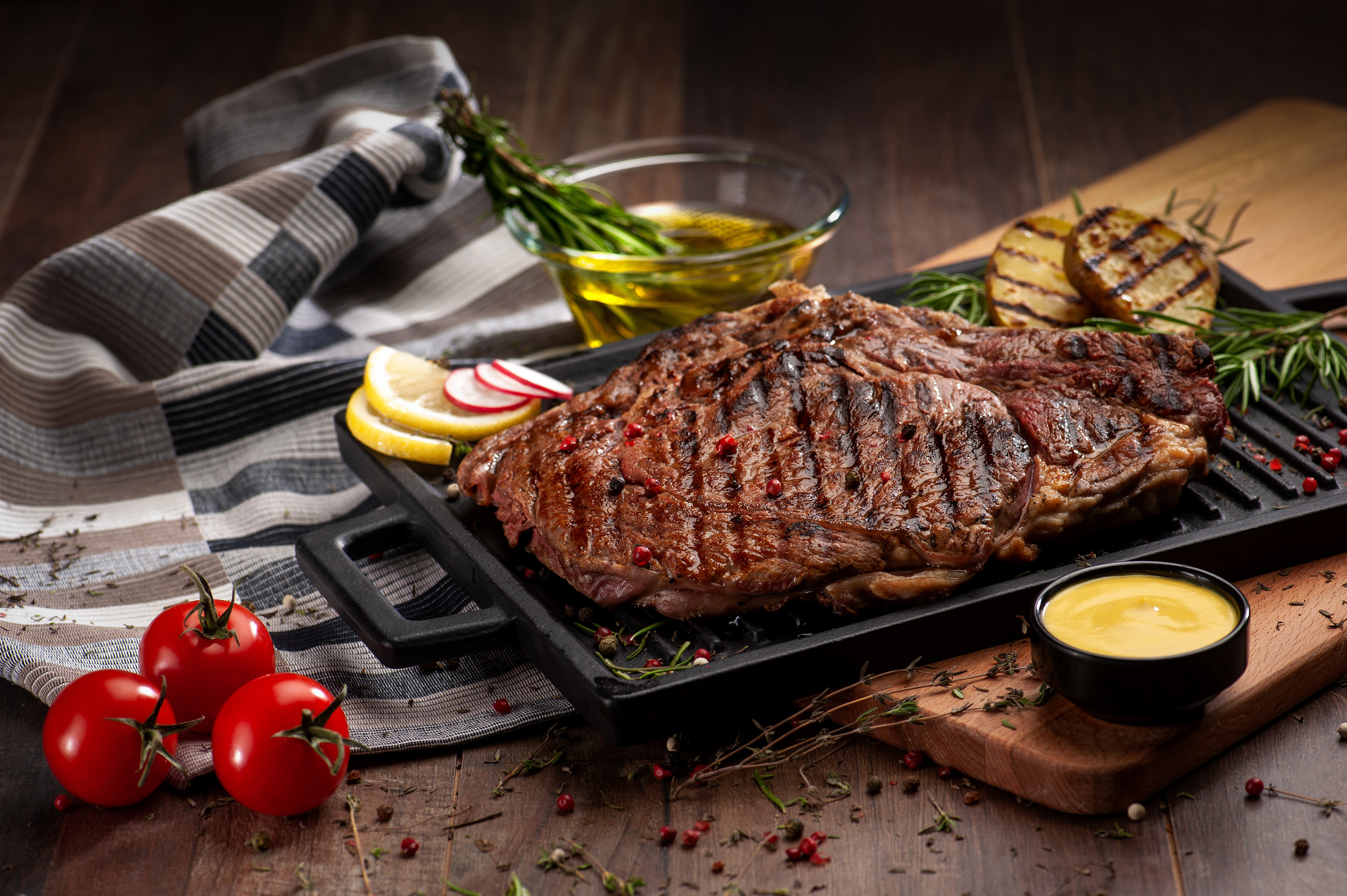 Επαγγελματική food photography barbeque με μπαχαρικά, πιπέρι κόκκινο και μαύρο, ρίγανη, δεντρολίβανο και μουστάρδα Papadimitriou