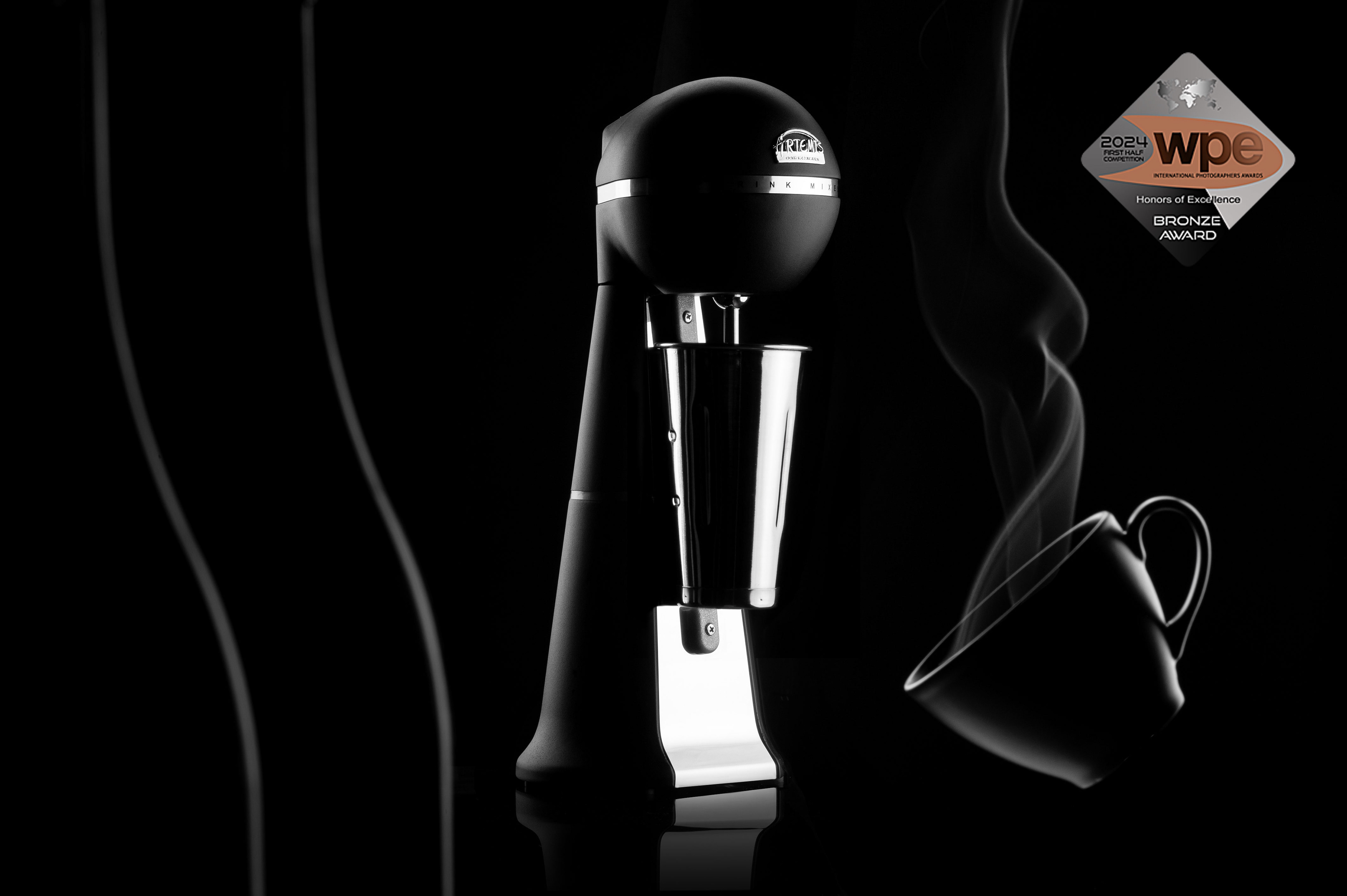 Επαγγελματική Διαφημιστική φωτογράφιση  μαύρου ματ μίξερ Artemis με δημιουργικό φωτισμό και σκηνογραφία με ατμό & φλυτζάνι σε μαύρο φόντο