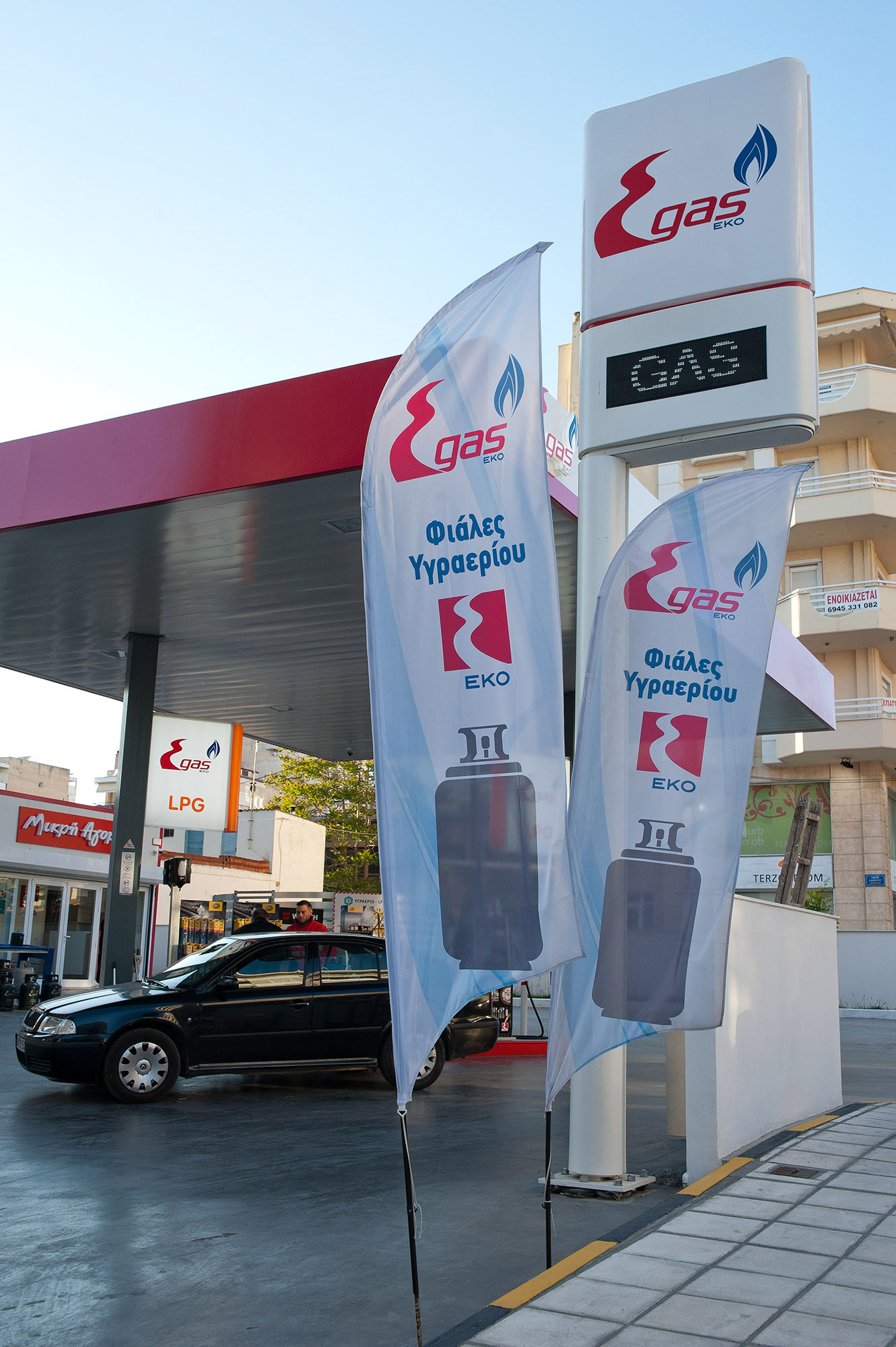 Πρατήριο καυσίμων αερίου ΕΚΟ-ΕΝΣ κάθετη λήψη με τις σημαίες