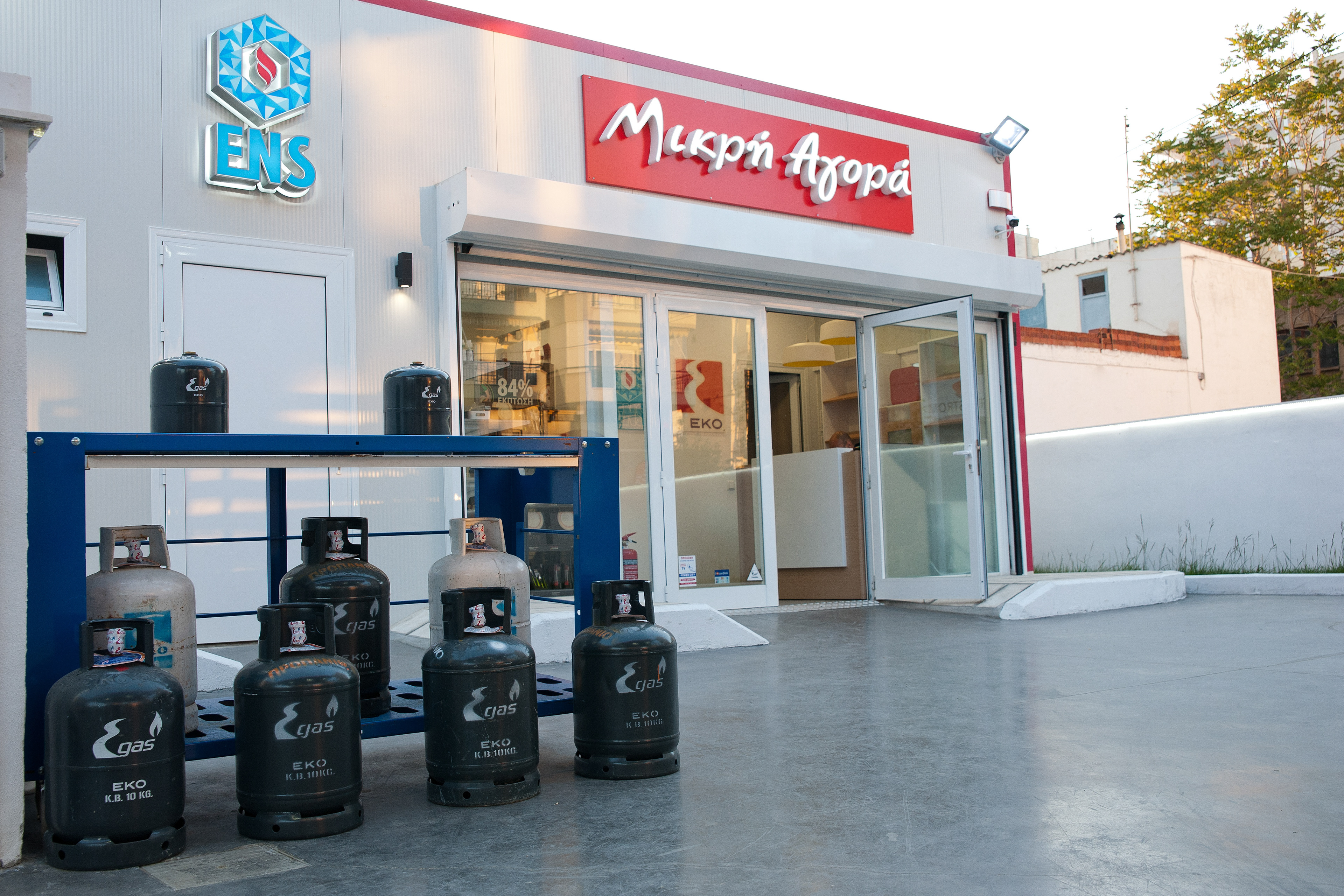 Εξωτερική άποψη καταστήματος πρατηρίου καυσίμων και αερίου EKO με φωτισμό ημέρας – Βούλα Γκώτη
