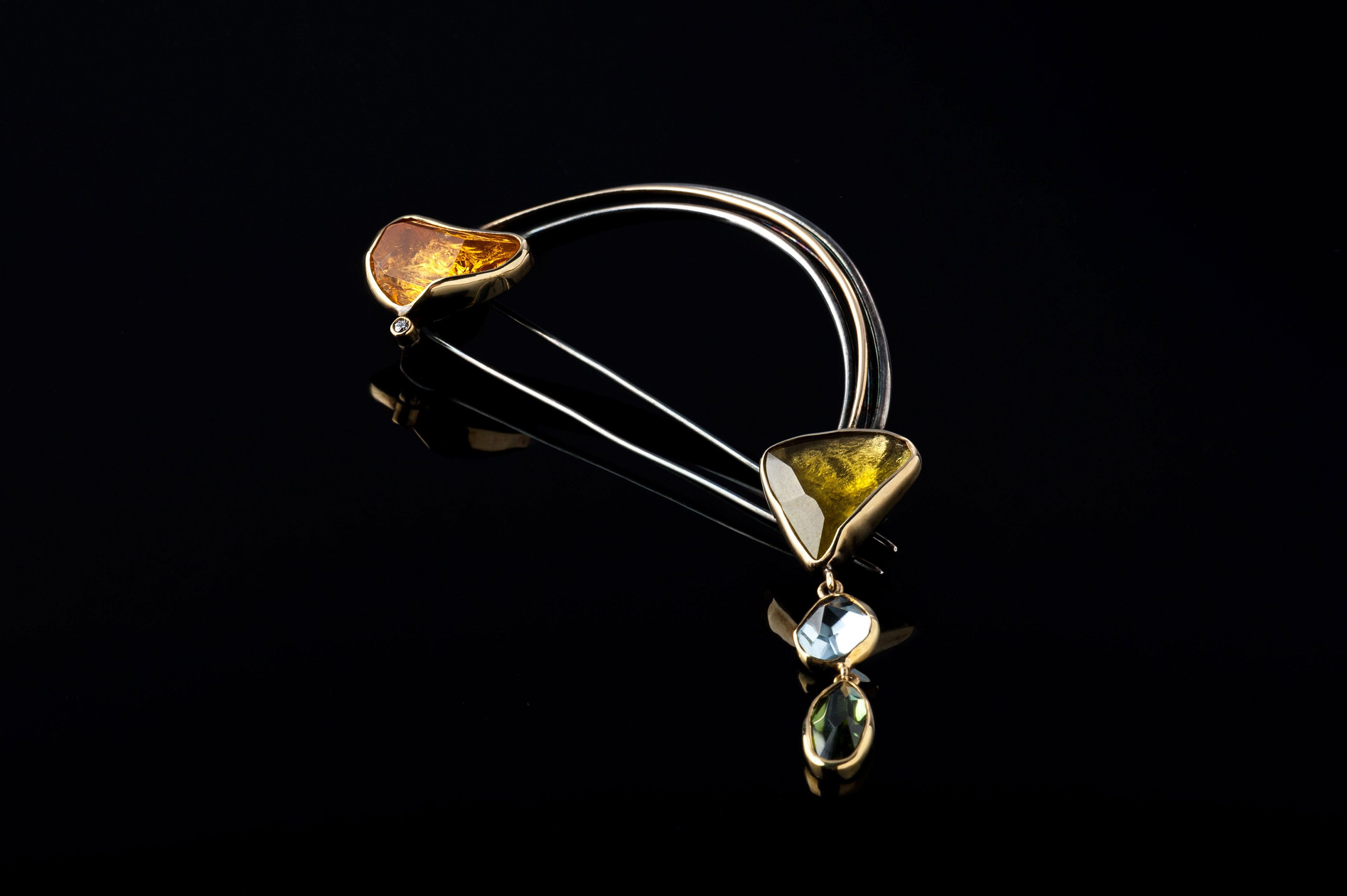 Margoni jewellery: καρφίτσα ασημένια με κίτρινη ημιπολύτιμη πέτρα σε μαύρο φόντο