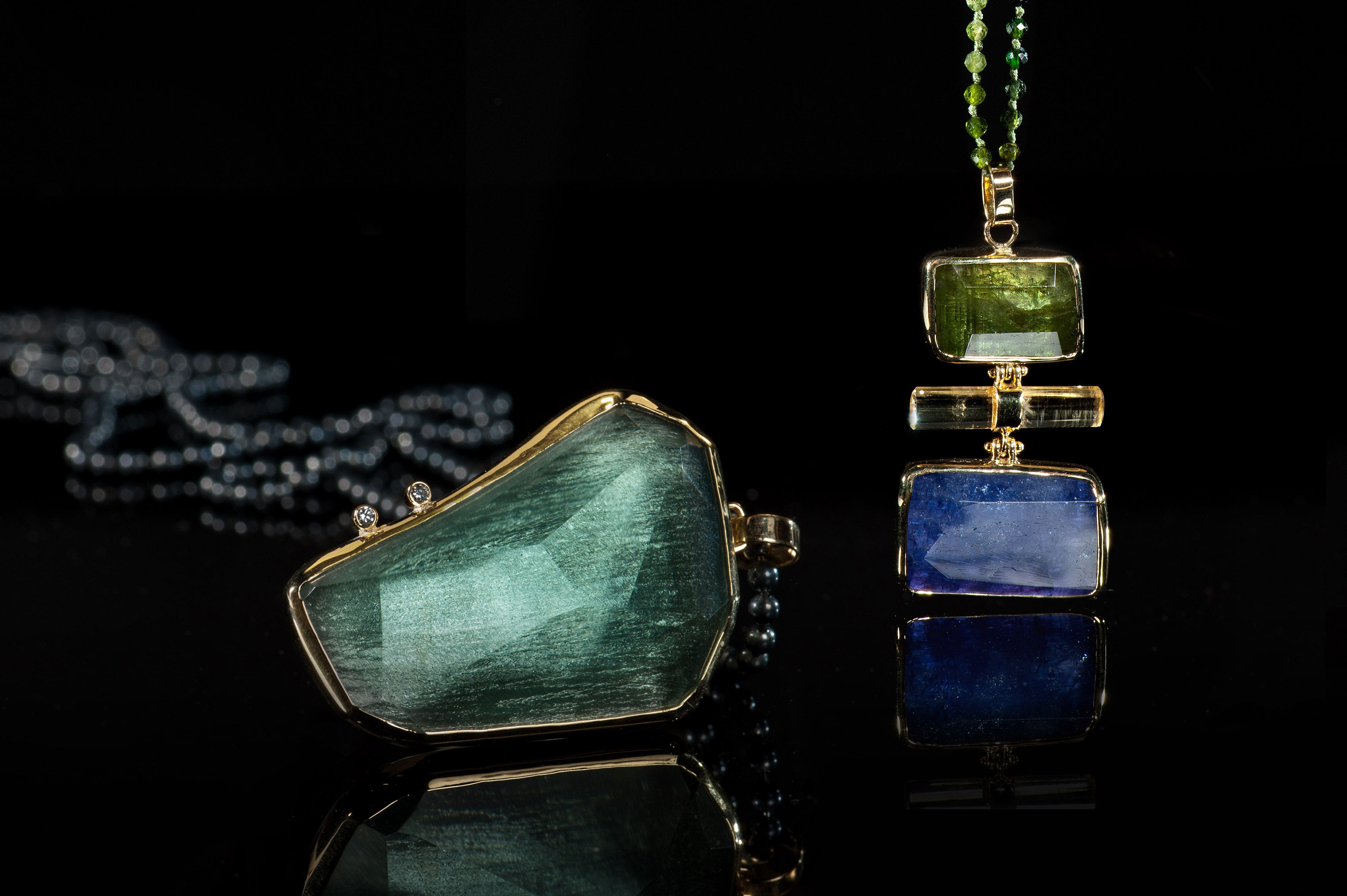 Margoni jewellery: καρφίτσα χρυσή σε ακανόνιστο σχέδιο με τέσσερεις διαφορετικούς ημιπολύτιμους λίθους