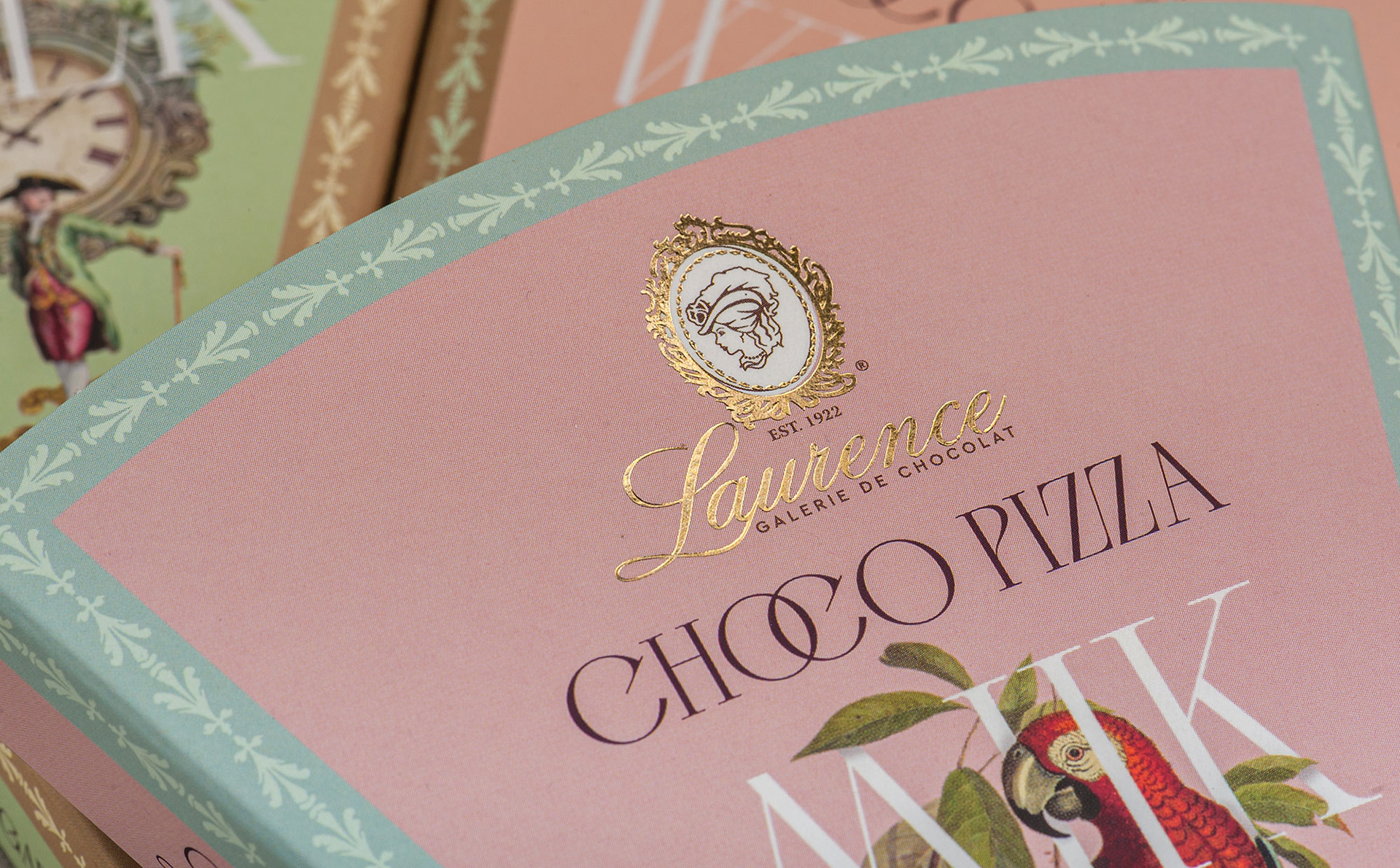 κοντινό πλάνο από τη συσκευασία σοκολάτας choco pitsa με έμφαση στην χρυσοτυπία και στο logo του brand name, close-up of the chocolate packaging with emphasis on the gold-stamped brand name,