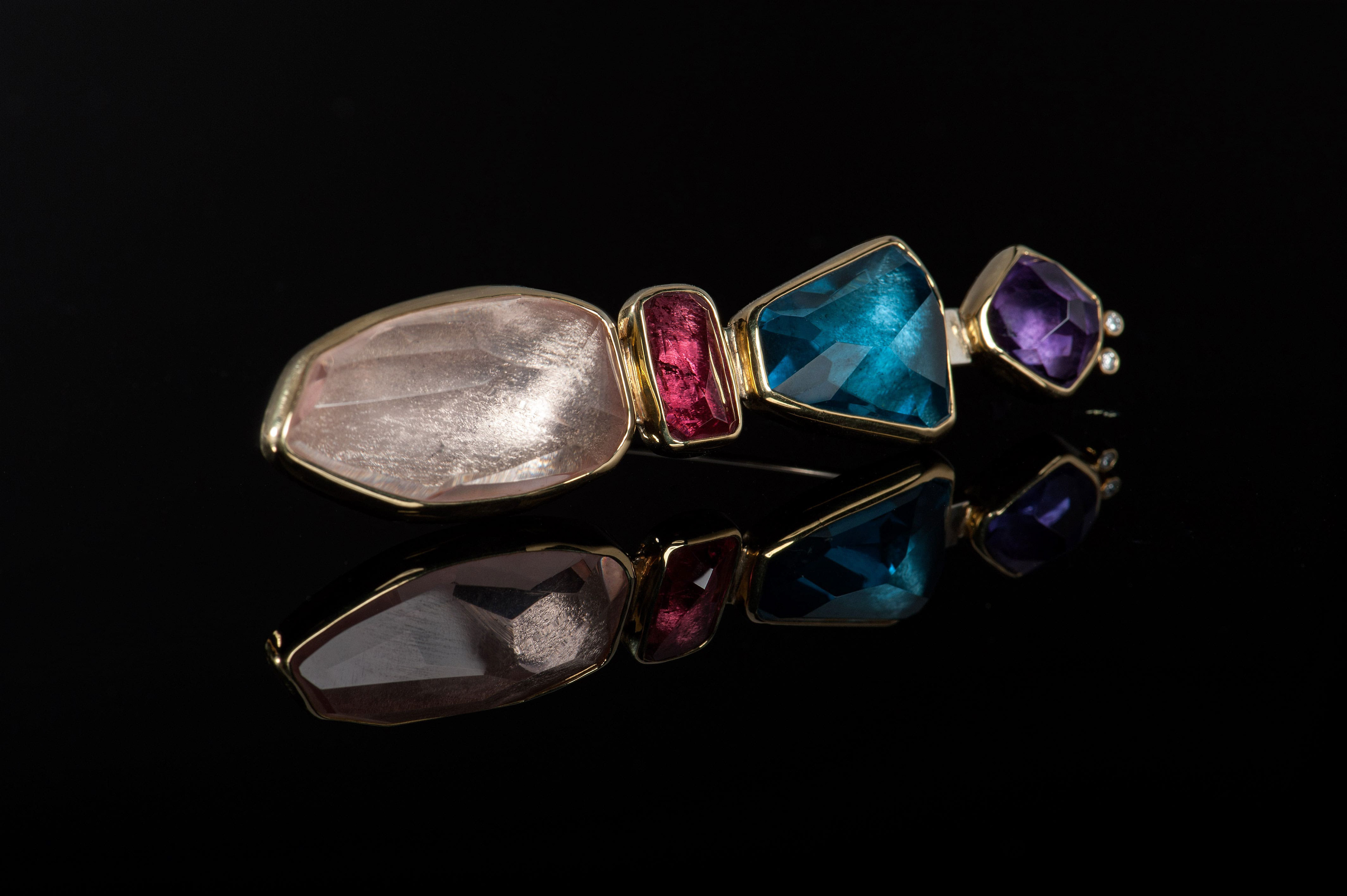 Margoni jewellery: καρφίτσα χρυσή σε ακανόνιστο σχέδιο με τέσσερεις διαφορετικούς ημιπολύτιμους λίθους