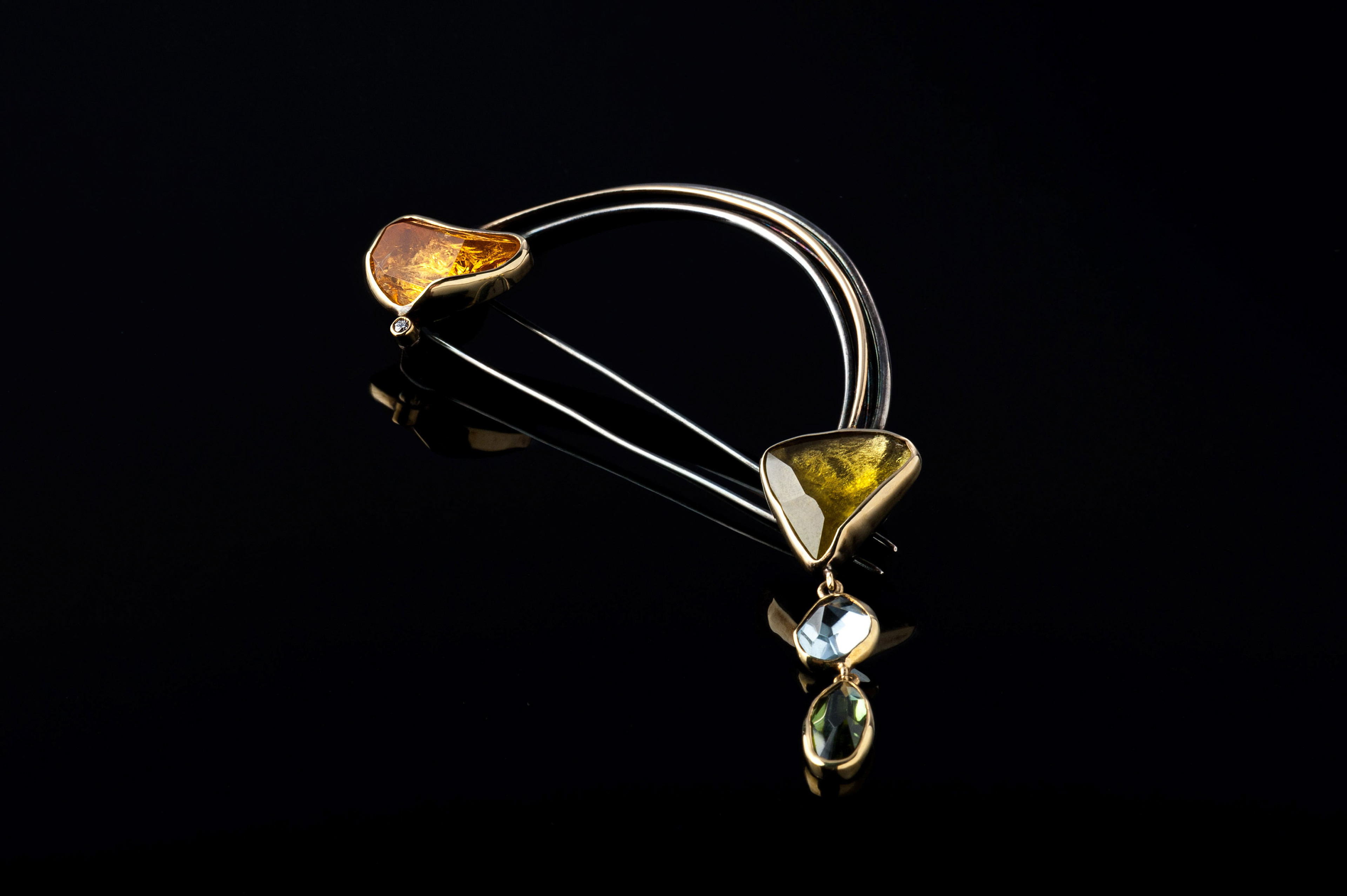 Margoni jewellery: καρφίτσα ασημένια με κίτρινη ημιπολύτιμη πέτρα σε μαύρο φόντο
