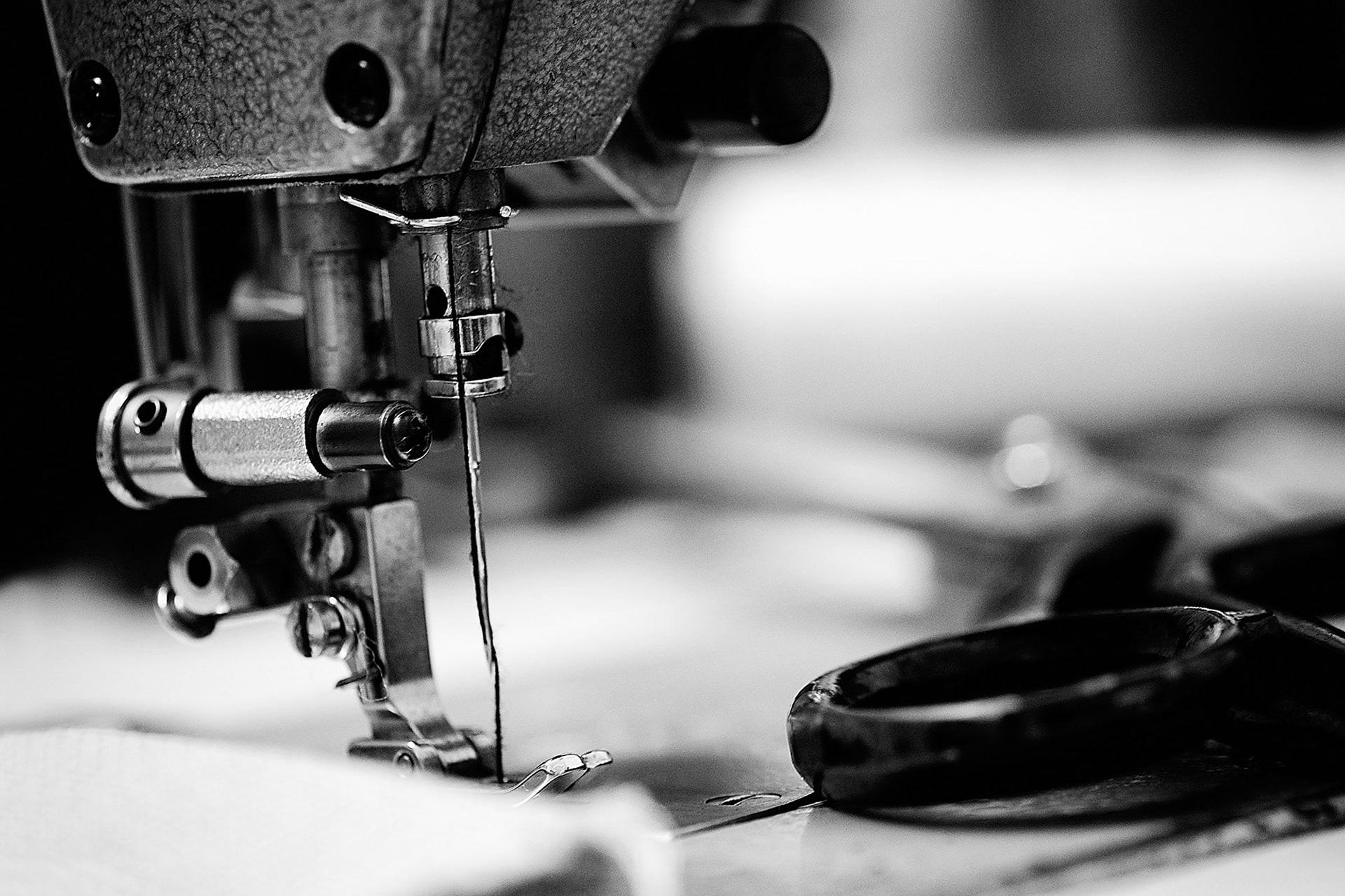 κοντινό πλάνο ραπτομηχανής απο το atelier του Μ.Μανωλόπουλου