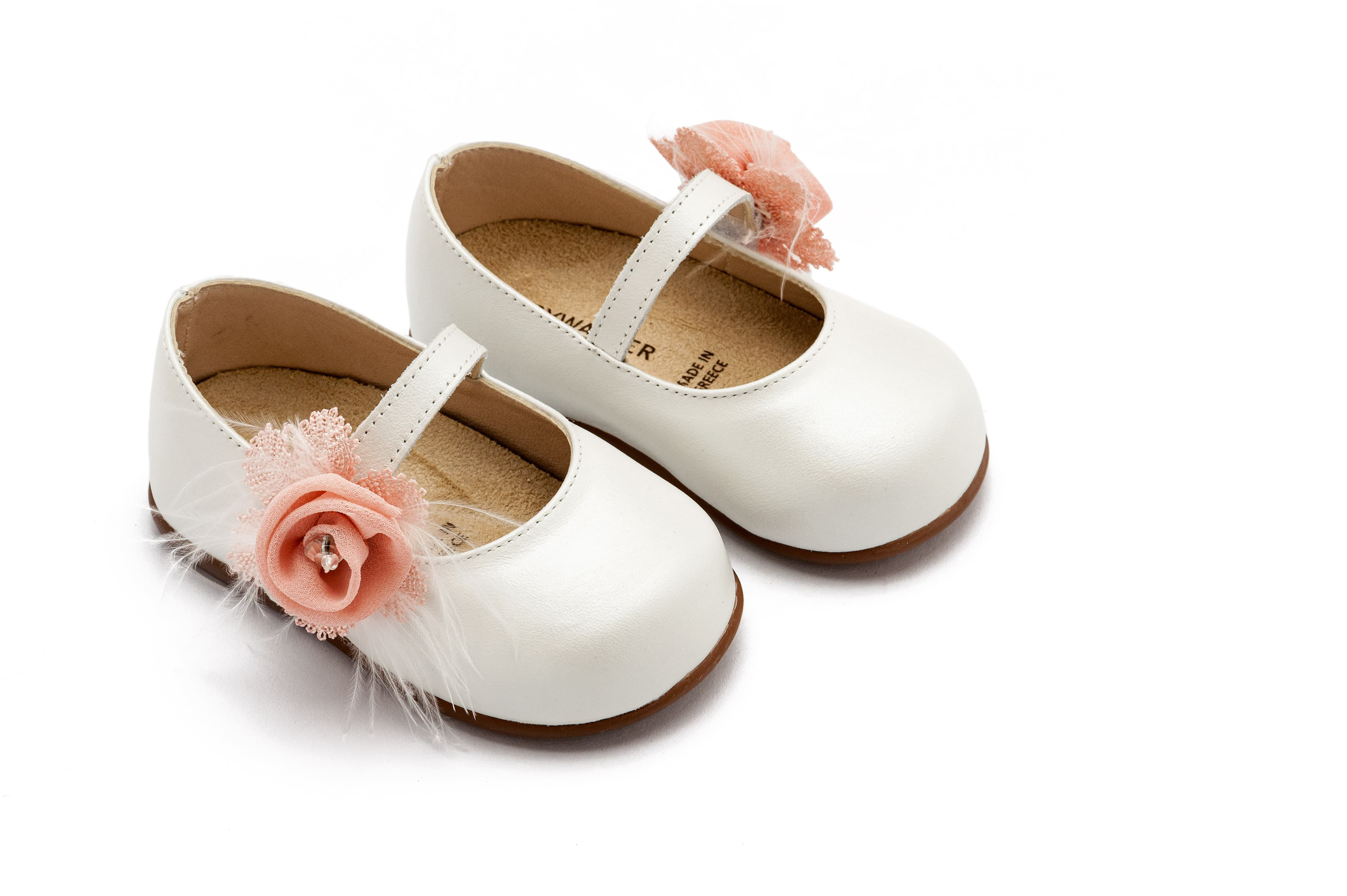 λευκά δερμάτινα παιδικά παπουτσάκια της Baby walker  για κορίτσι με λουλούδι στο πλάι φωτογραφημένα σε λευκό φόντο για eshop
