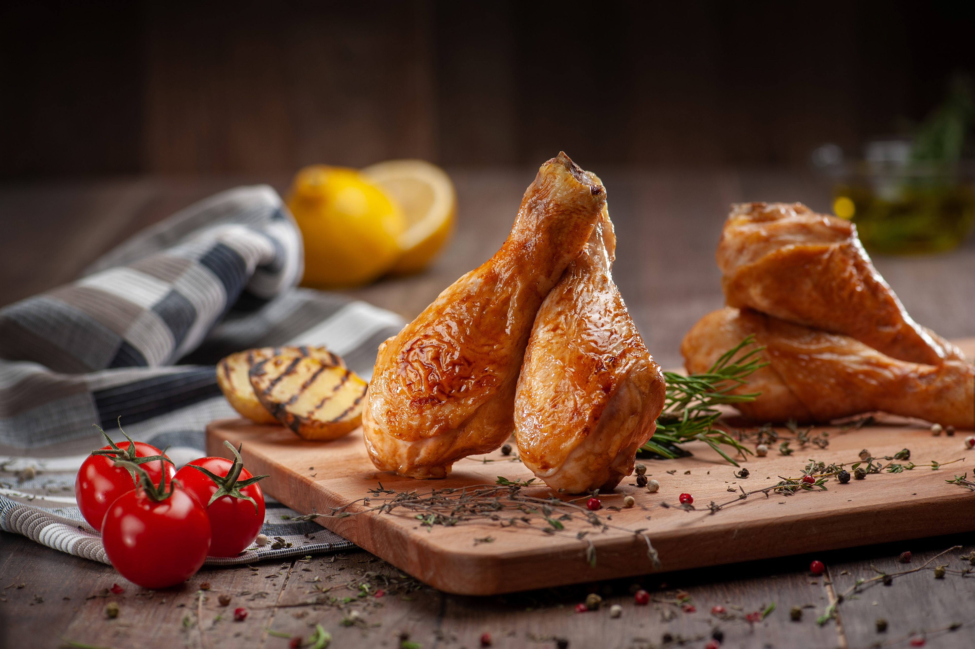 Επαγγελματική food photography barbeque κοτόπουλου με πιπέρι μαύρο και κόκκινο, τοματίνια ψητές πατάτες και μπαχαρικά Papadimitriou