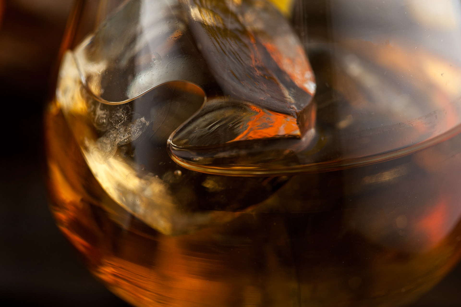 κοντινό πλάνο ποτηριού amaretto  