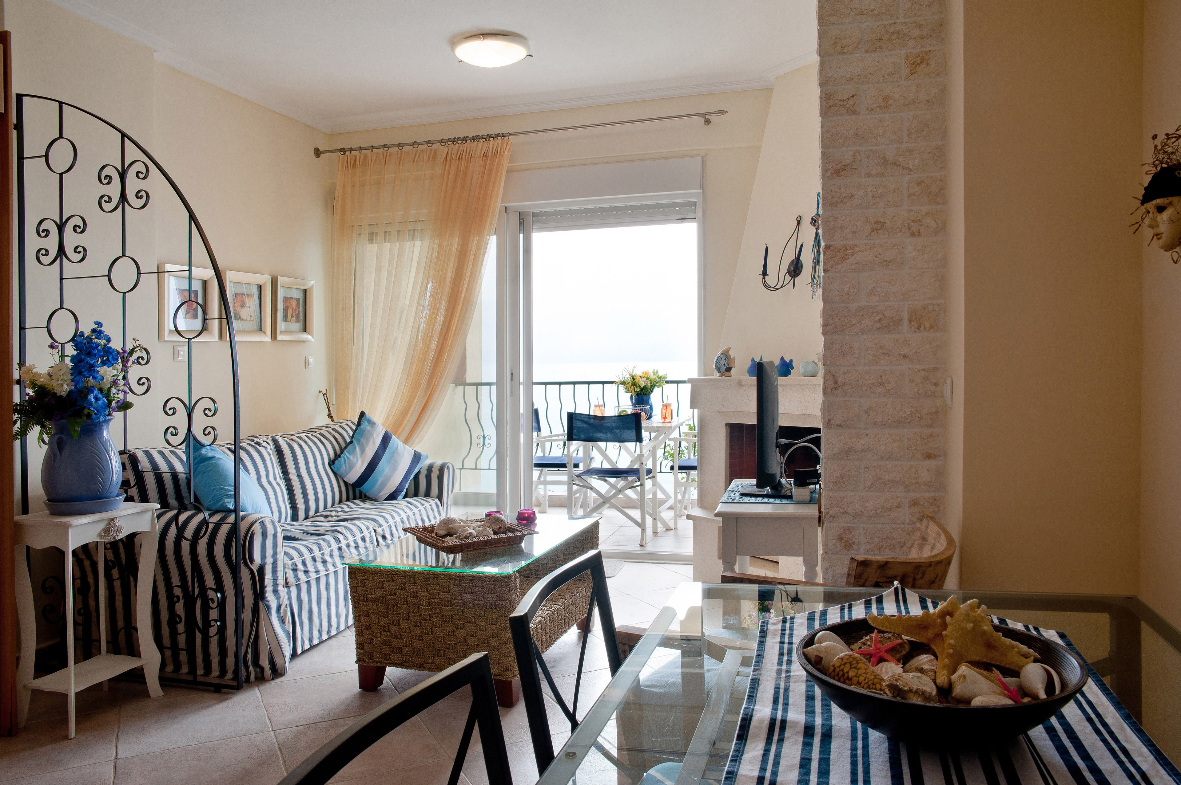 Φωτογράφιση σαλονιού Airbnb στη Χαλκιδική