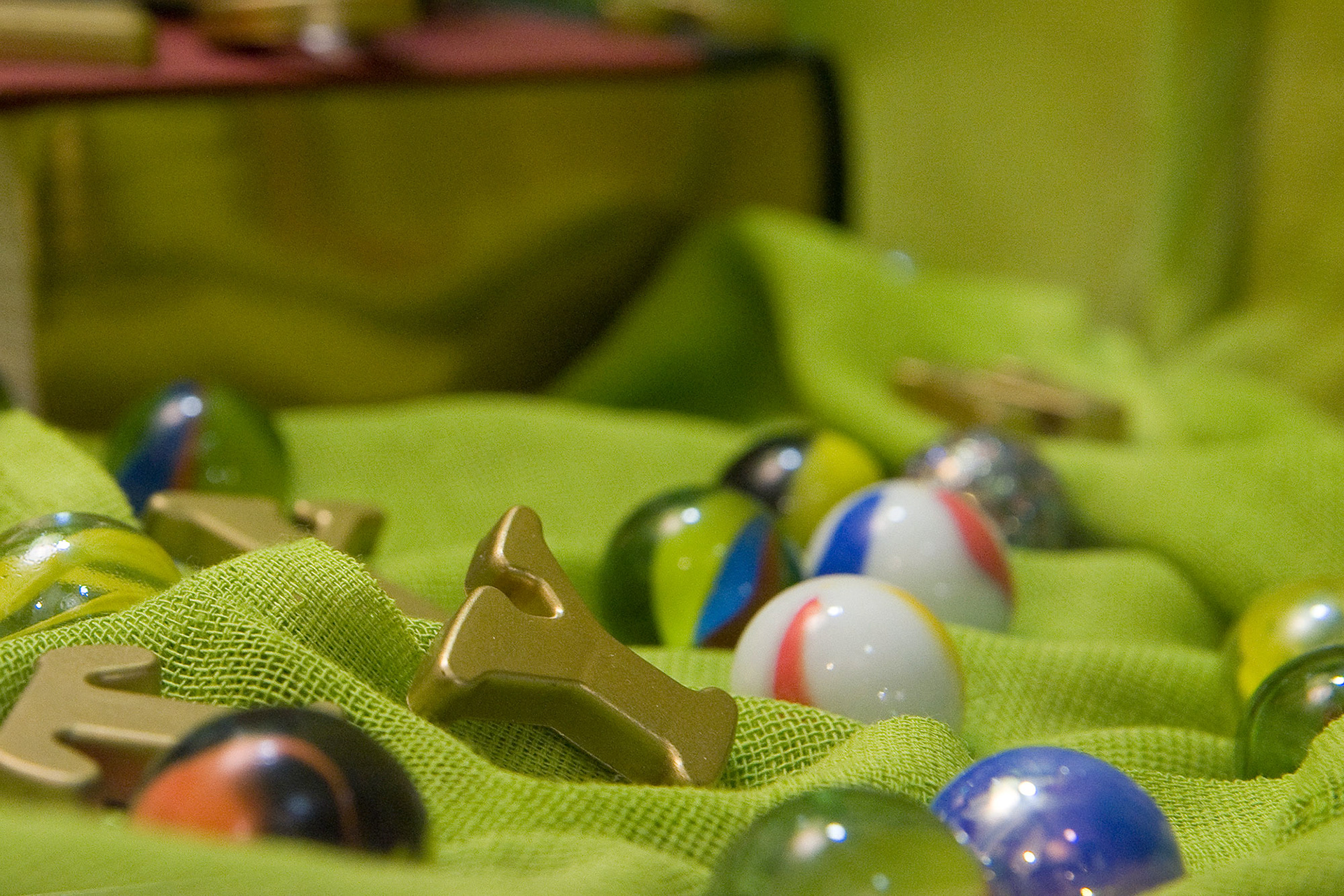 πολύ κοντινό πλάνο σε διακοσμητική βιτρίνα  με γράμματα και βιβλία