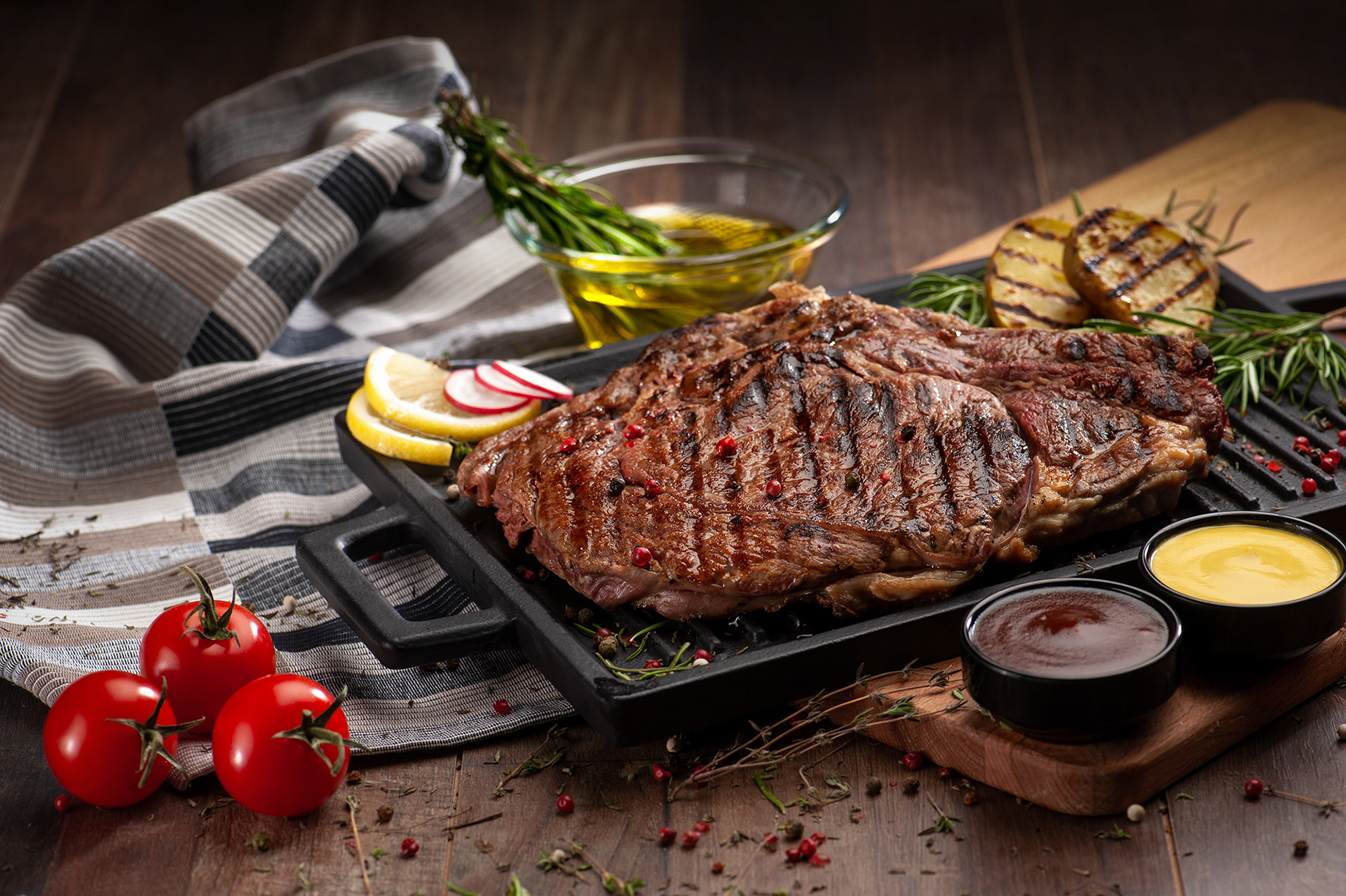 Επαγγελματική φωτογράφηση φαγητού barbeque με μπαχαρικά, πιπέρι κόκκινο και μαύρο, ρίγανη, δεντρολίβανο, κέτσαπ και μουστάρδα Papadimitriou