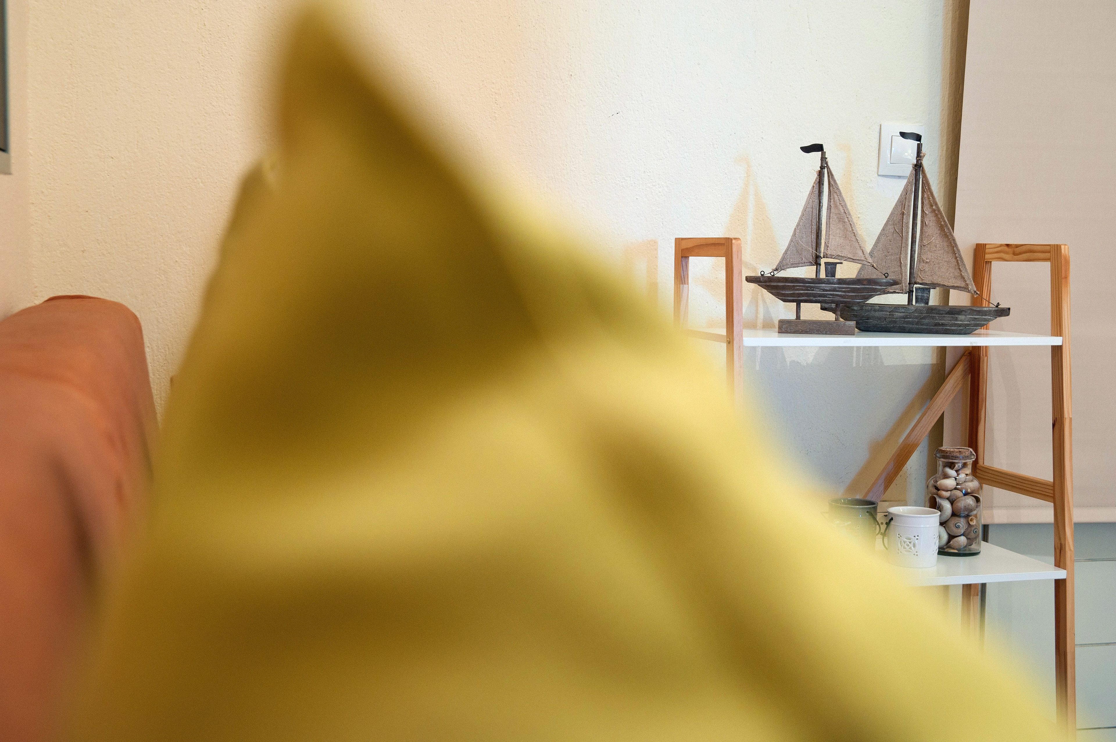 Φωτογράφιση Airbnb λεπτομέρεια σαλονιού στη Χαλκιδική από επαγγελματία