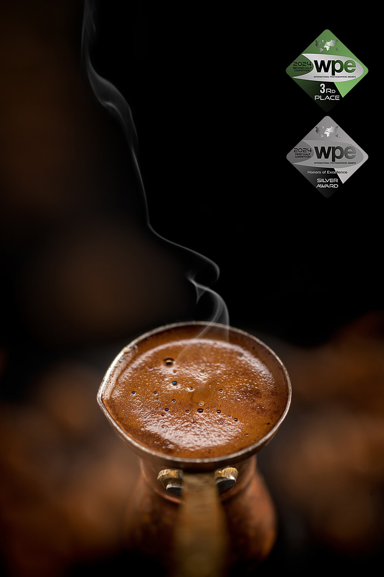 διαφημιστική φωτογράφηση ελληνικού καφέ στο μπρίκι, την ωρα που φουσκώνει με ατμό