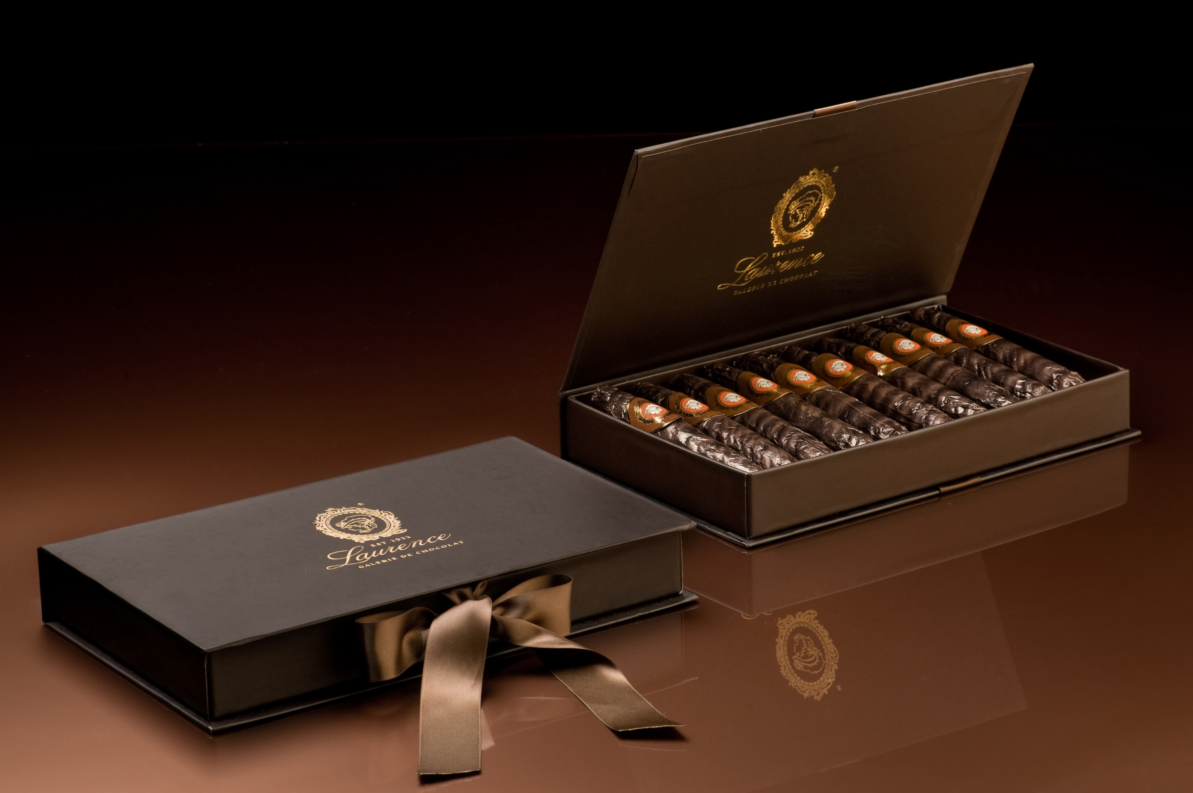 gift box with chocolate cigars By laurence-galerie de chocolat, Κουτί δώρου με πούρα σοκολάτας από την laurence-galerie de chocolat