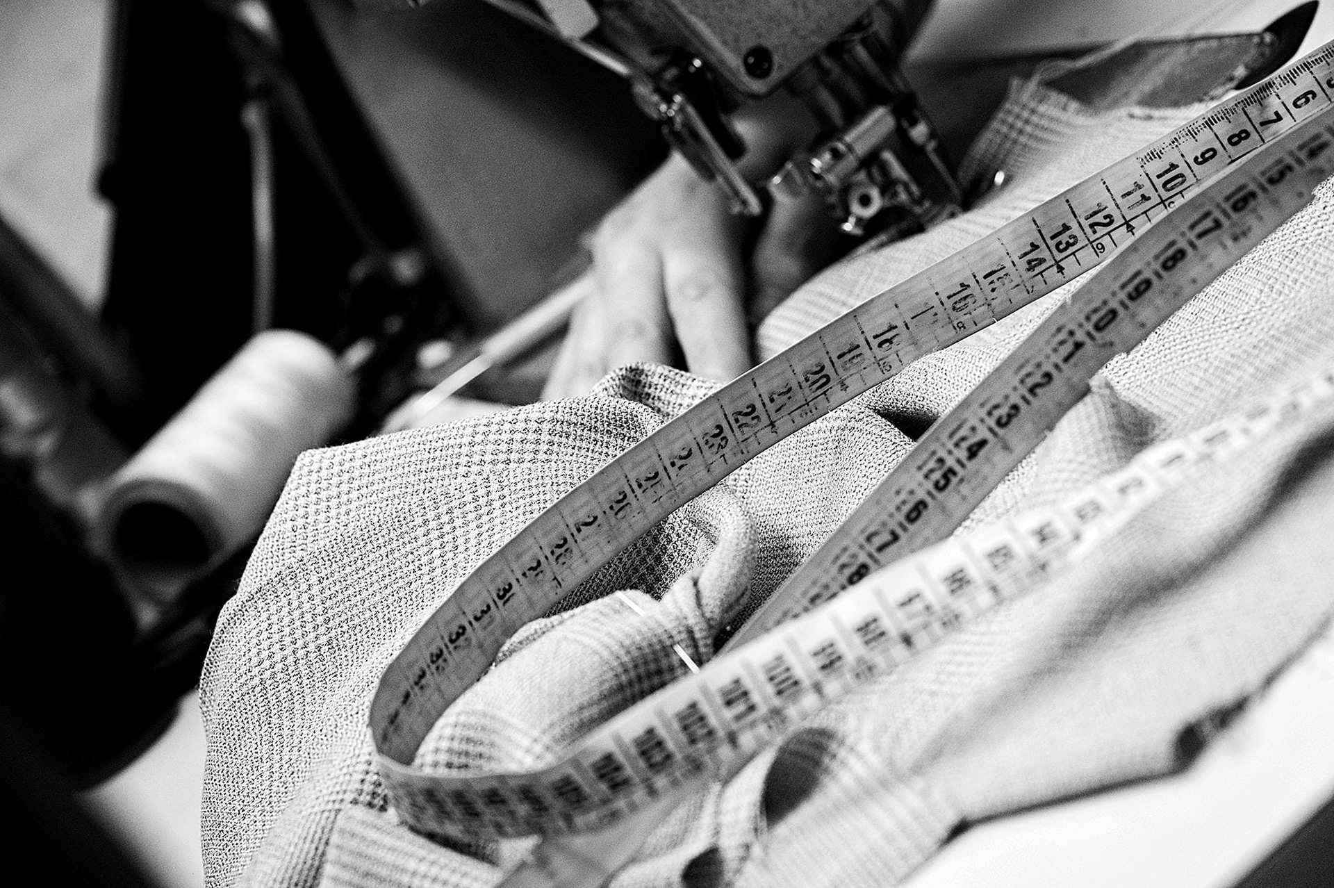 κοντινό πλάνο από γάζωμα ρούχου στο atelier Μανωλόπουλου