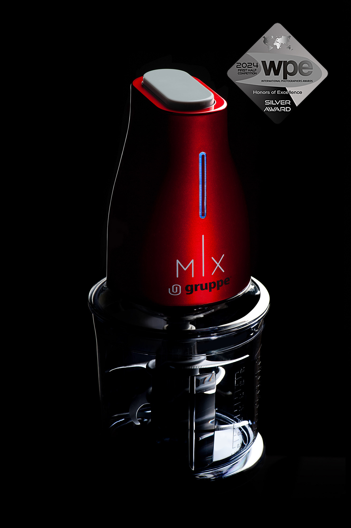 διαφημιστική φωτογράφιση κόκκινου multi ελληνικής σχεδίασης της Gruppe σε μαύρο φόντο για τη δημιουργία του brand του προιόντος