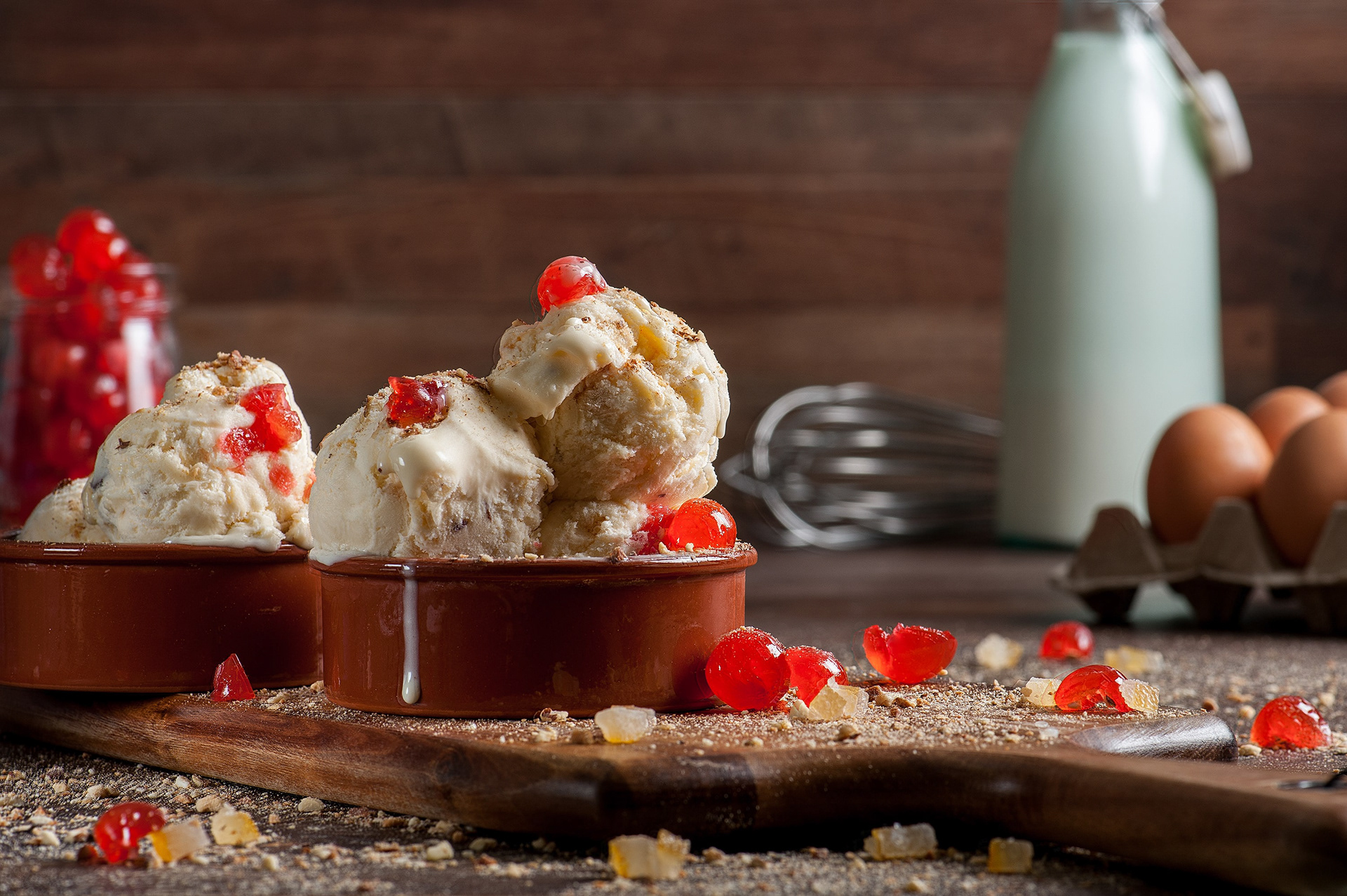 Διαφημιστική λήψη parfait cream παγωτού με κερασάκια maraschino πάνω σε ξύλο - food photography