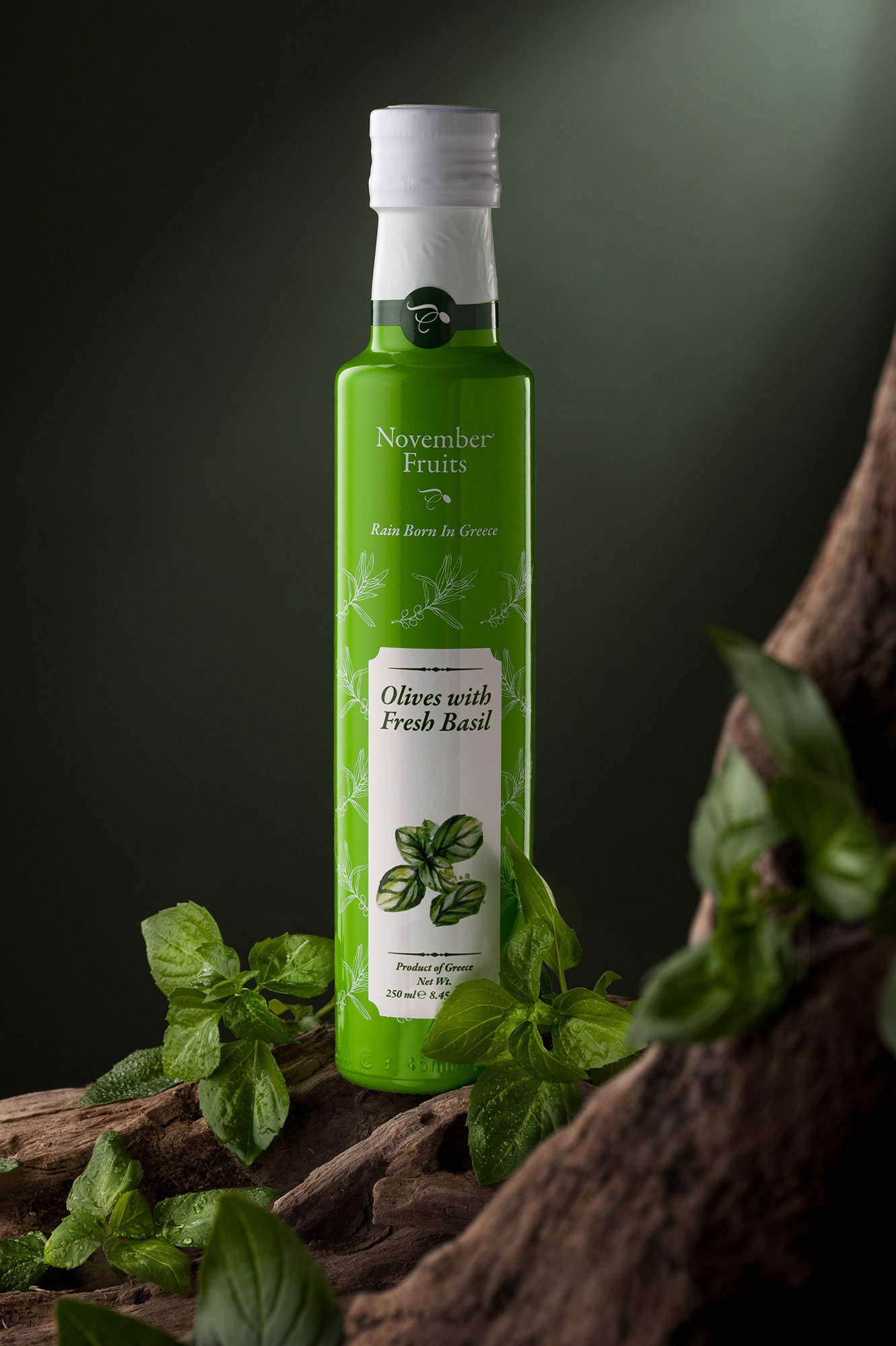 διαφημιστική  φωτογράφηση ελληνικού ελαιολάδου με βασιλικό της November Fruits σε λευκό φόντο κατάλληλο για προώθηση του προιόντος