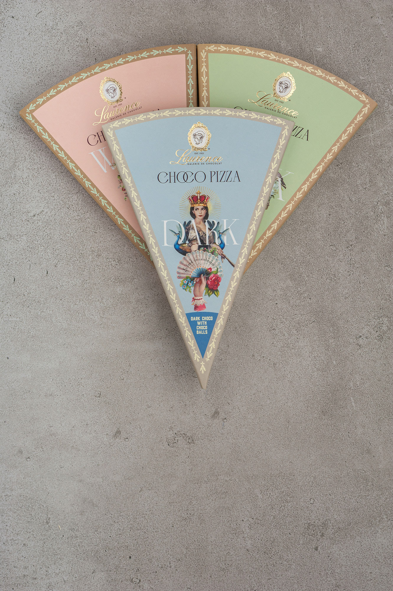 τρείς σοκολάτες choco pitsa φωτογραφημένες από πάνω 