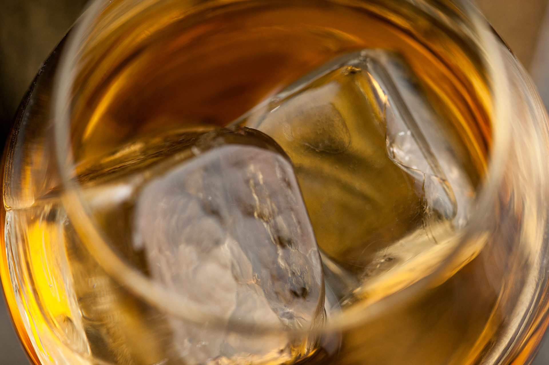 ποτήρι γεμάτο με amaretto κοντινό πλάνο από πάνω