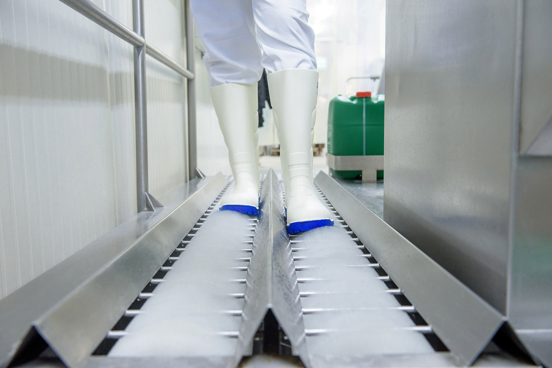 βιομηχανική επαγγελματική φωτογράφιση μηχανήματος με βούρτσες  καθαρισμού παπουτσιών στο εργαστάσιο επεξεργασίας κρέατος - Voras στο Ριζάρι Πέλλας