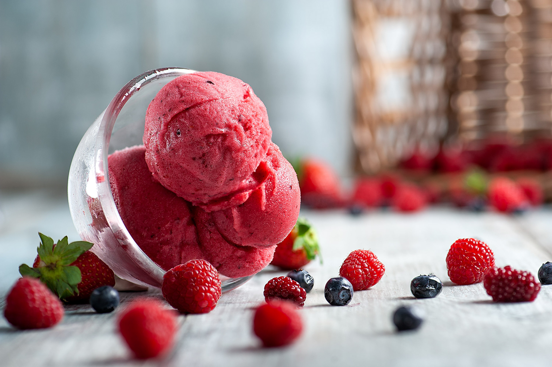 Διαφημιστική φωτογράφιση sorbet παγωτού Alfa με φρούτα του δάσους σε ανοιχτόχρωμο φόντο