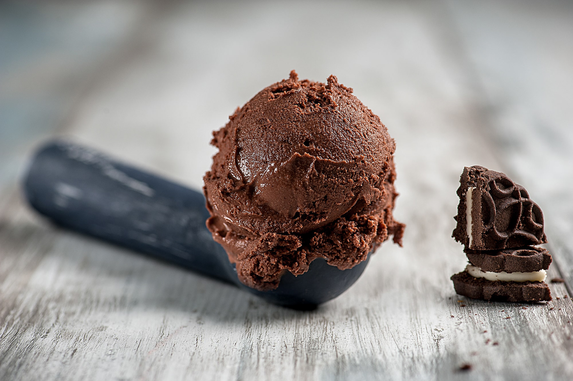 παγωτό choco oreo σε scoop με σπασμένο μπισκότο στο πλάι