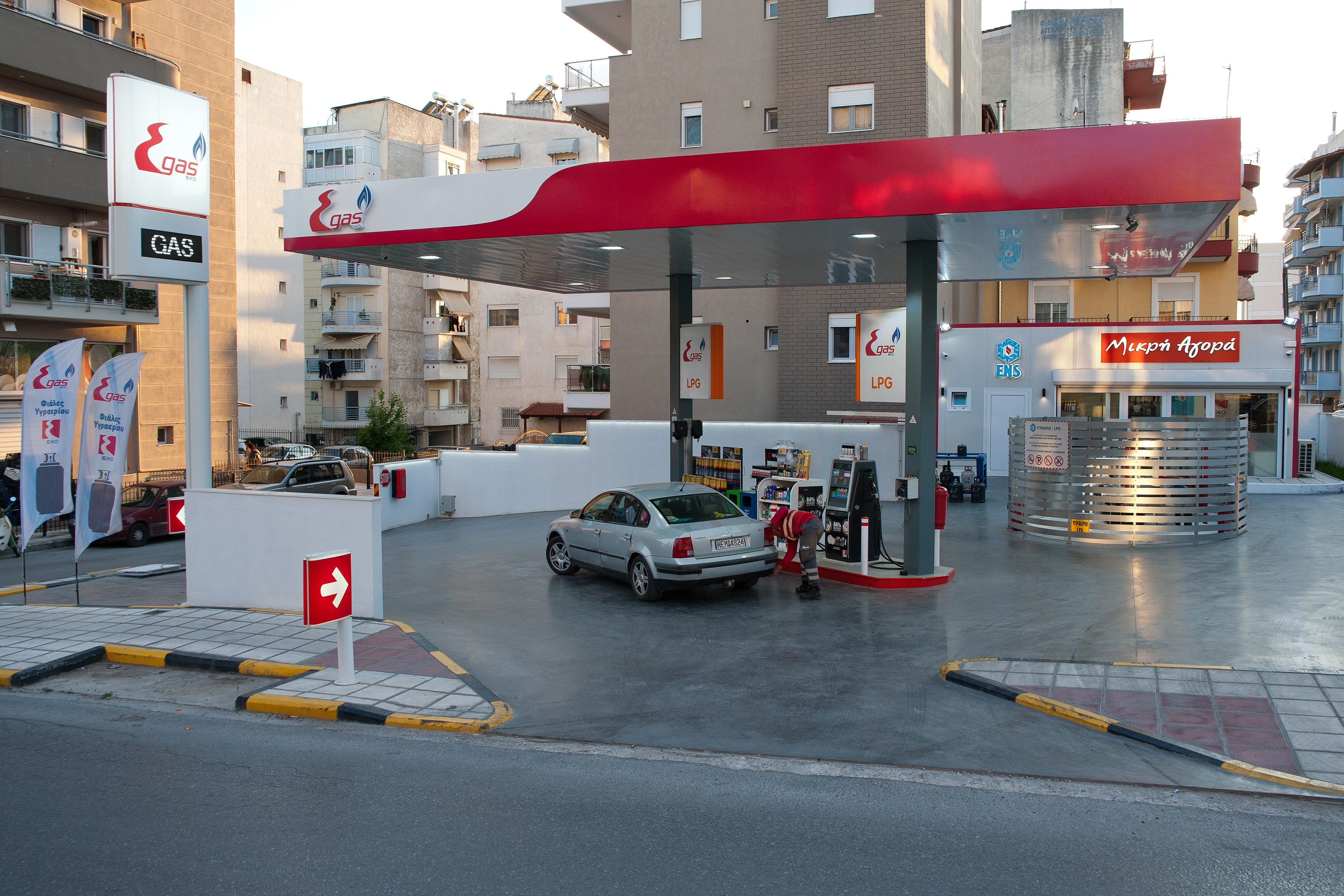 Εξωτερική άποψη πρατηρίου καυσίμων και αερίου EKO με φωτισμό ημέρας – Βούλα Γκώτη