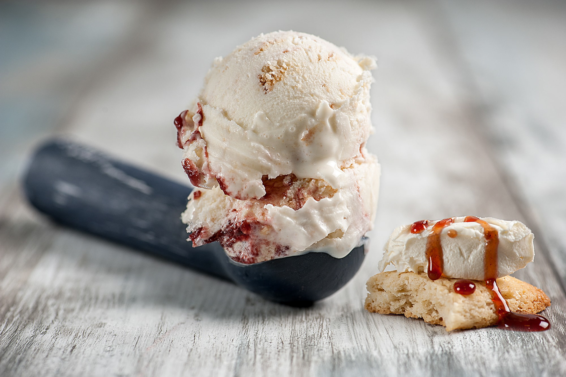 scoop παγωτού με μπάλες παγωτού Cheesecake με μπισκότο και σιρόπι κεράσι