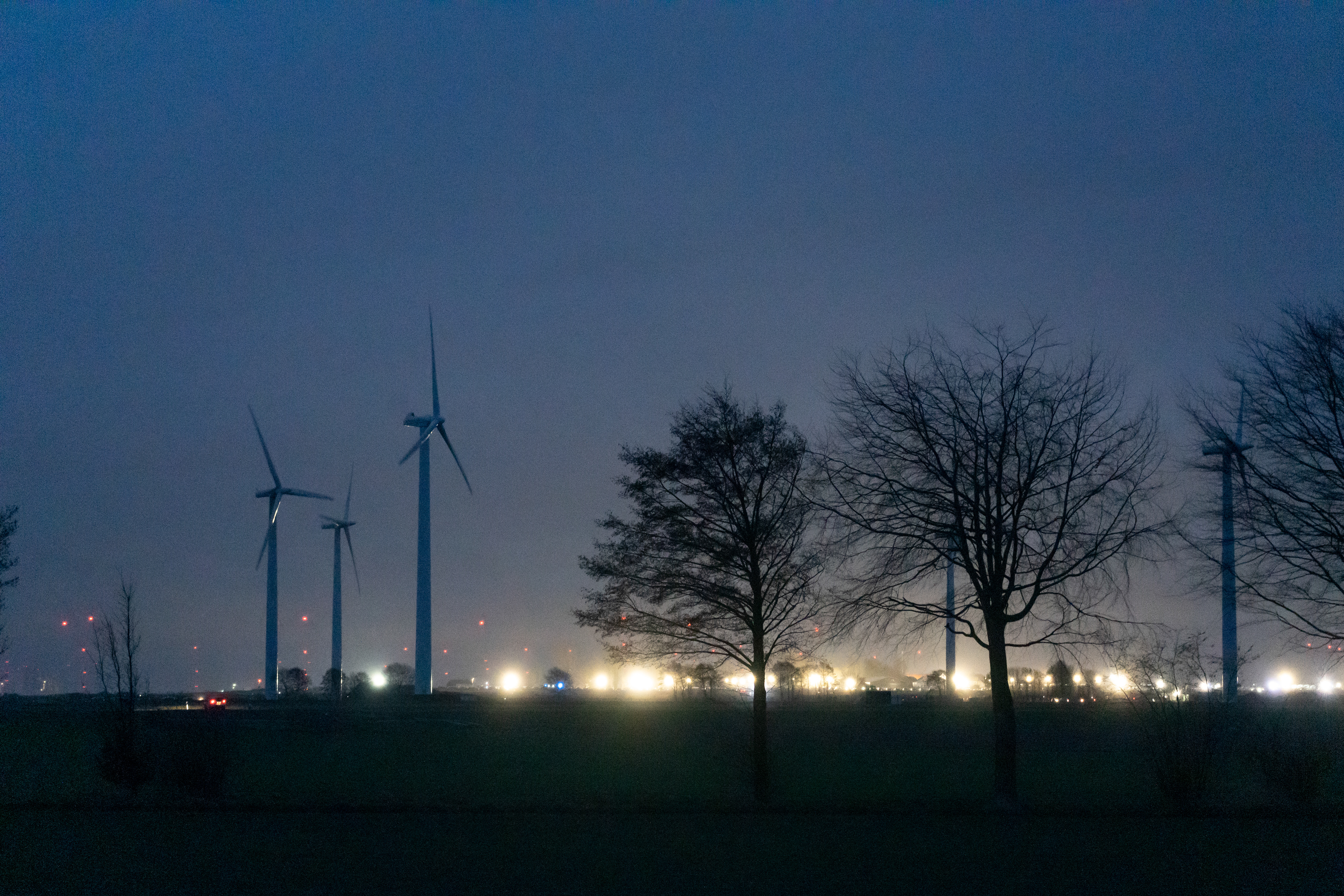 Die Flutlichter um Lützerath herum im Abendgrauen