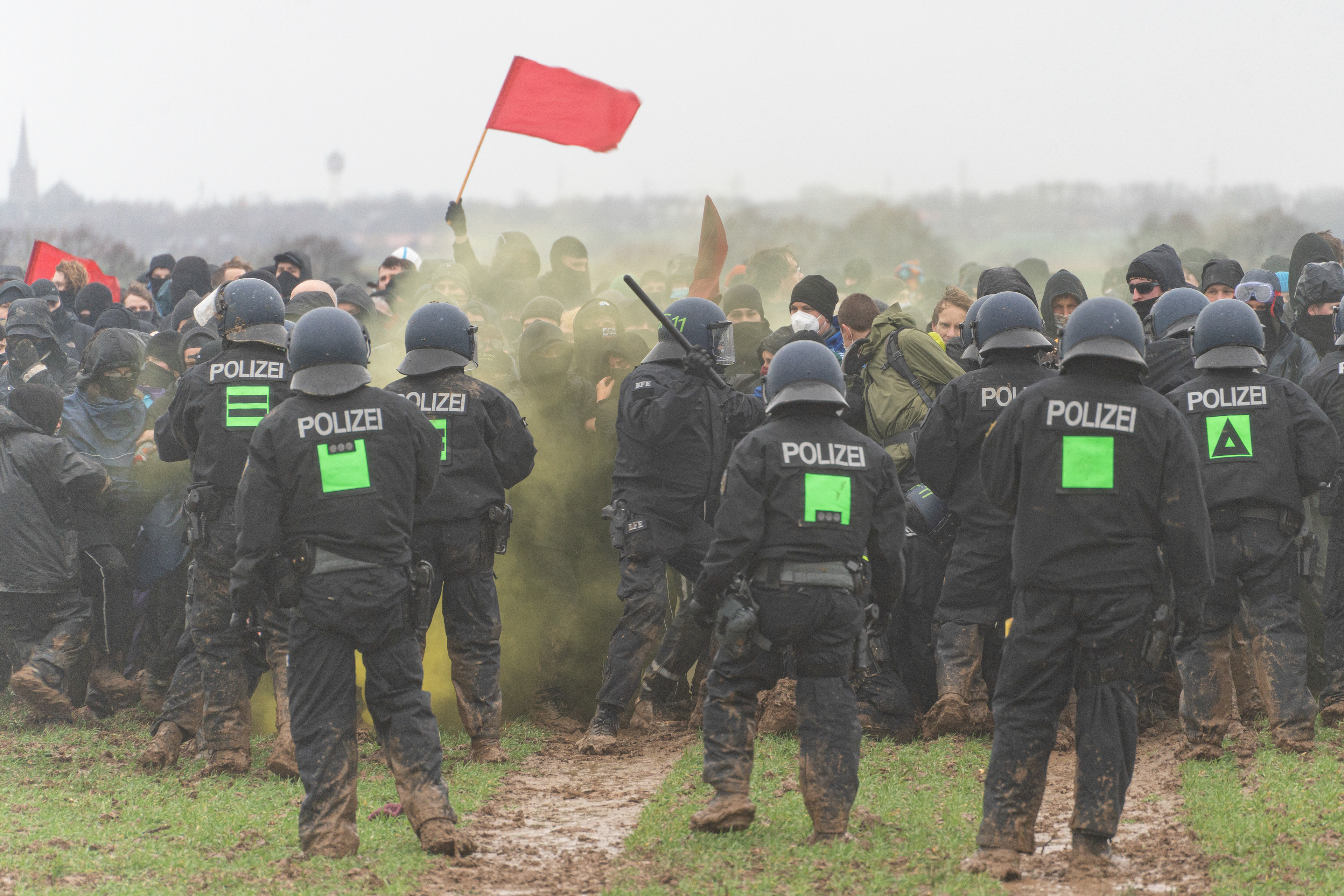 Es kommt zu gewaltsamen auseinandersetzungen zwischen Polizei und Demonstrierenden