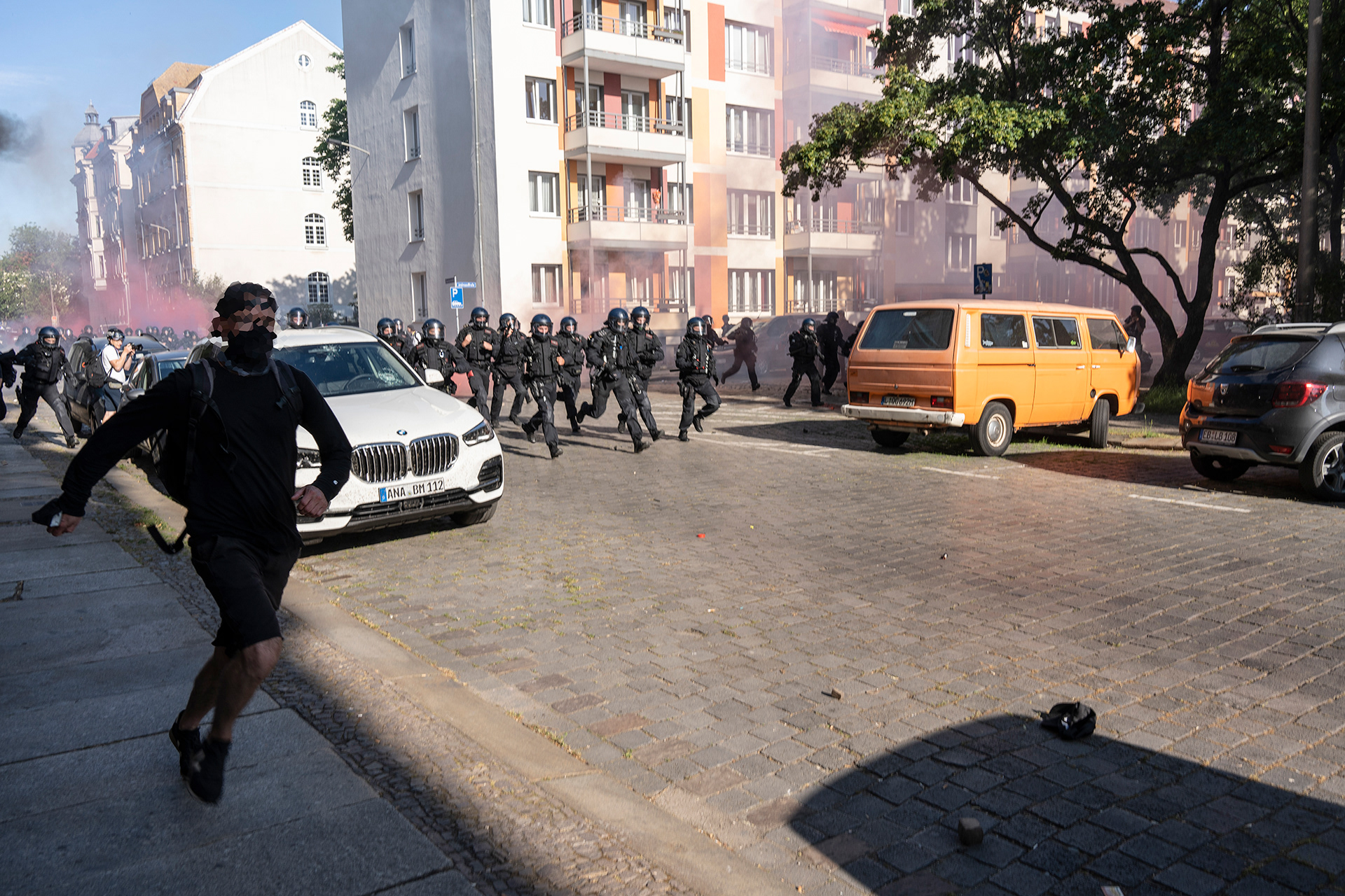 Ein Demonstrant rennt vor der Polizei weg.