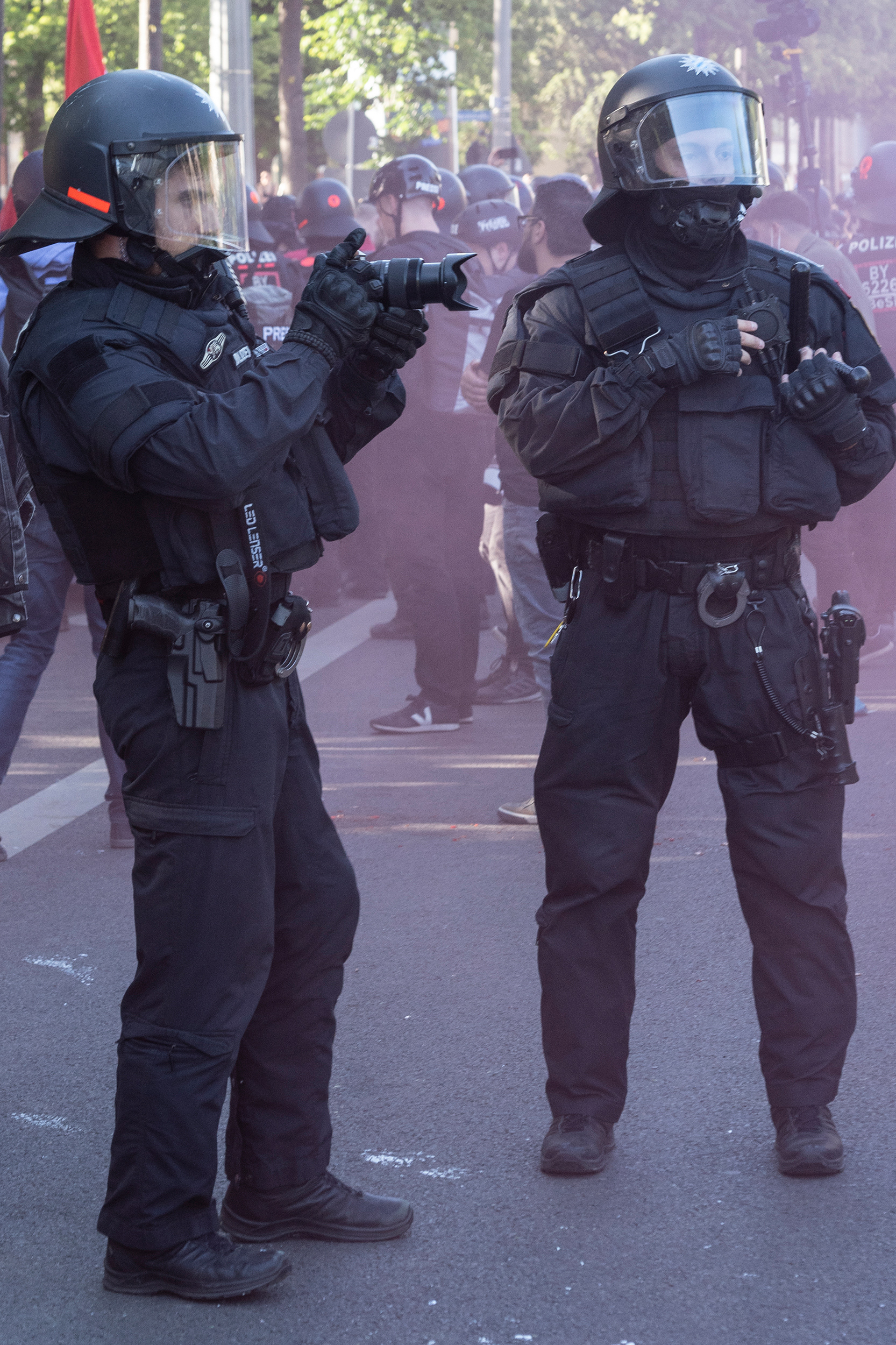 Polizist*innen dokumentieren die Demonstration.