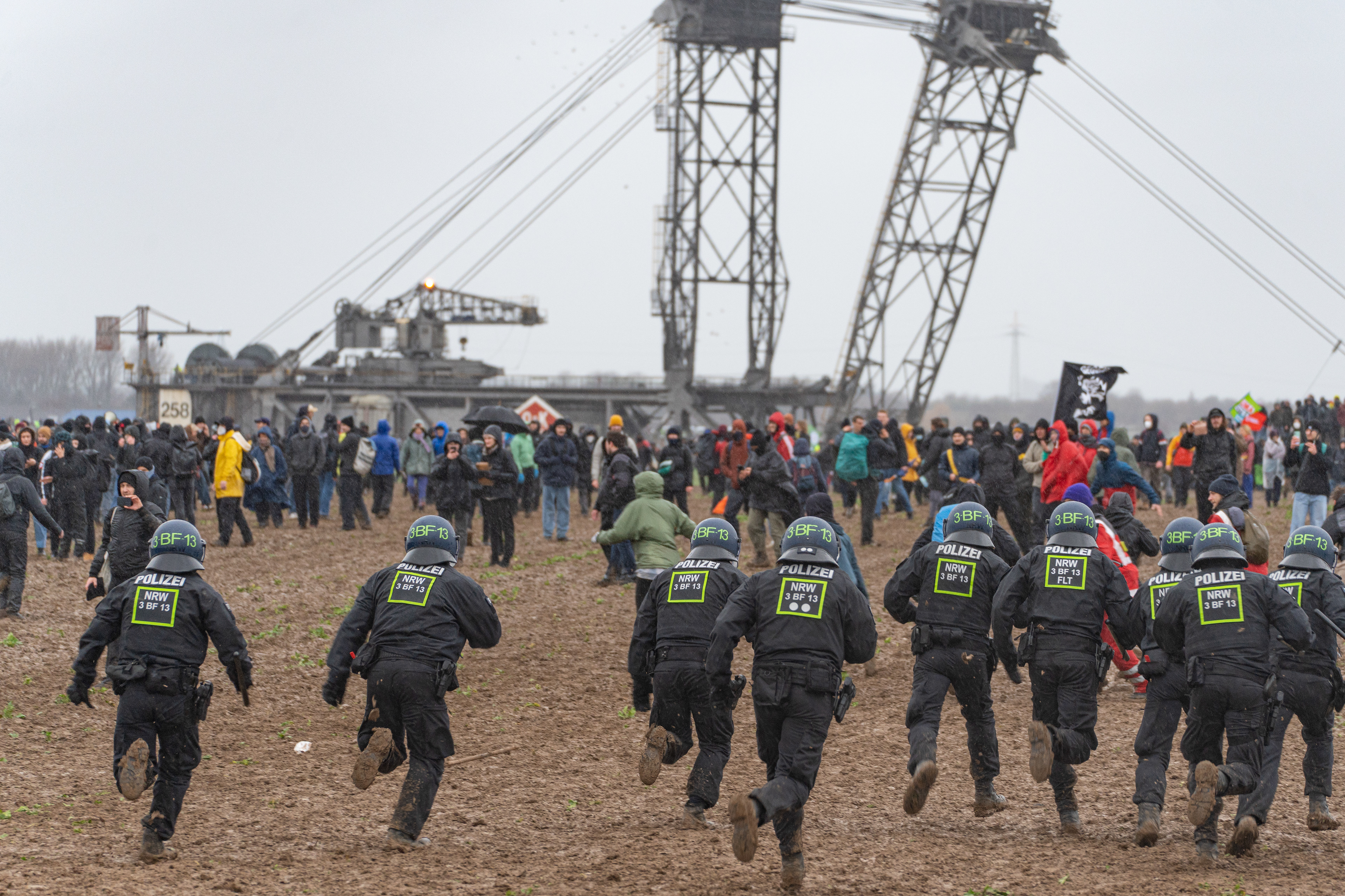 Polizist*innen versuchen die Demo zurück zu drängen