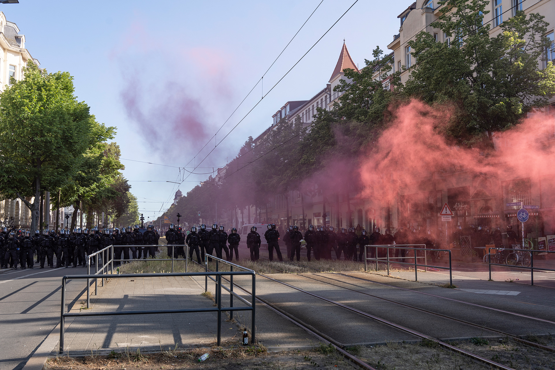 Polizist*innen riegeln die Straße ab.