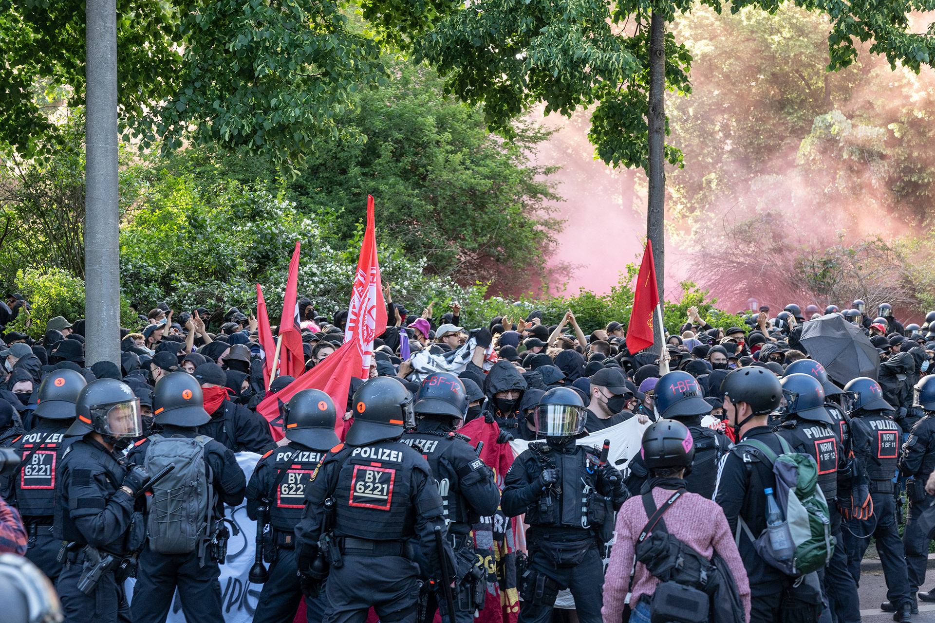 Die Polizei kesselt Großteile der Demonstration.