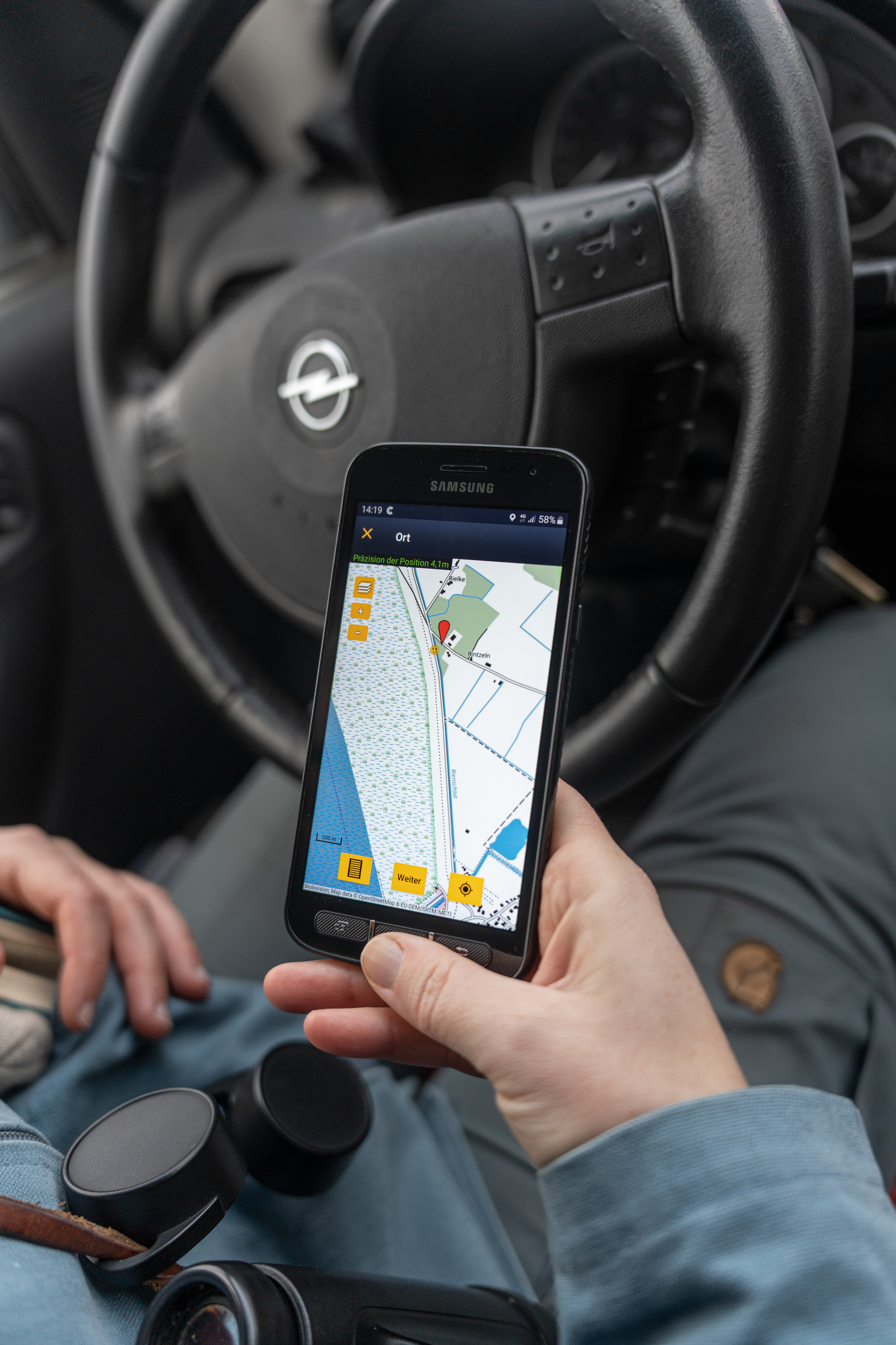 Anne de Walmont kontrolliert ihre eingeteilte Route auf dem Handy