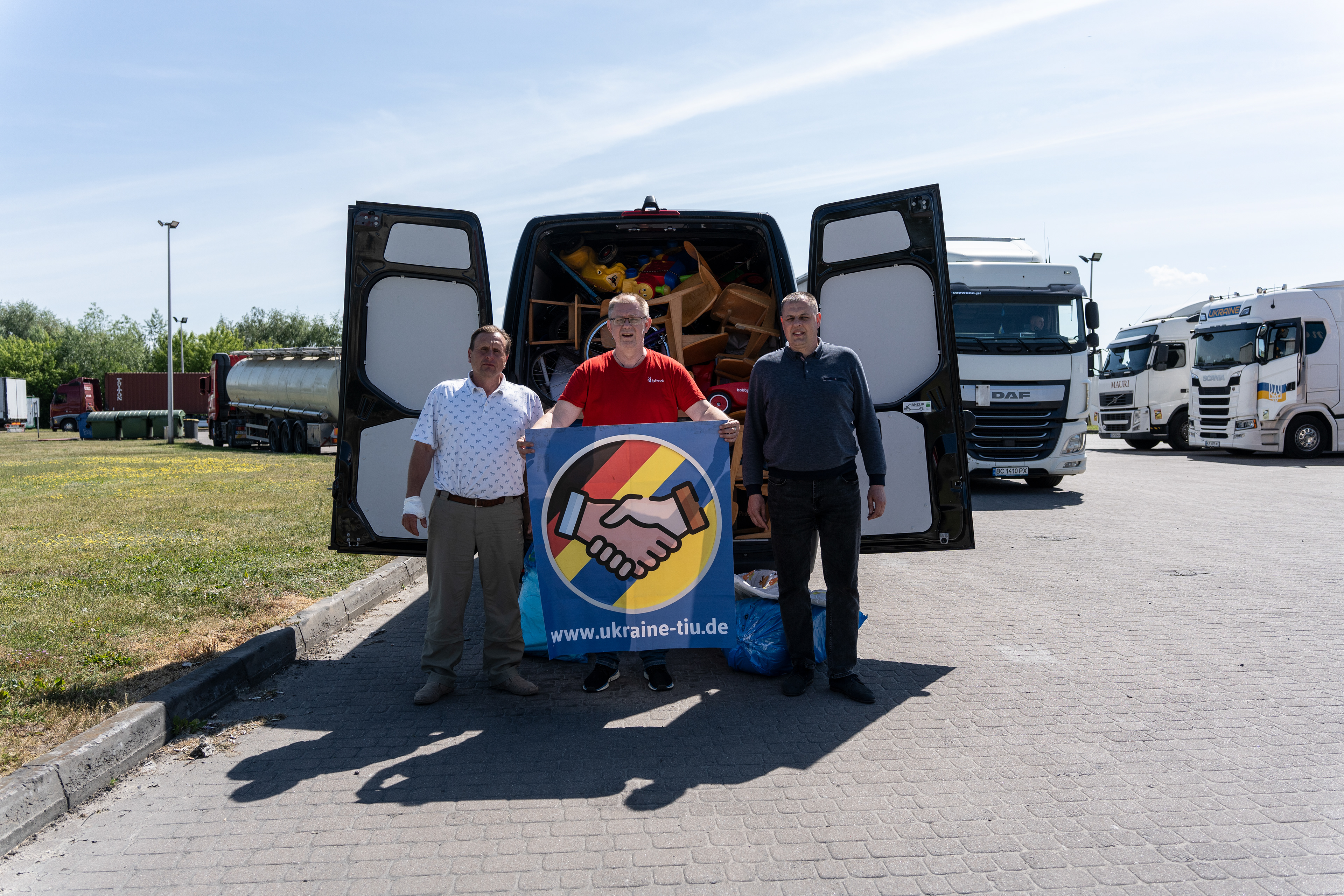 Auf einem ukrainischen Parkplatz treffen wir die Männer, die dann die Spenden weiter ins Landesinnere der Ukraine fahren werden.