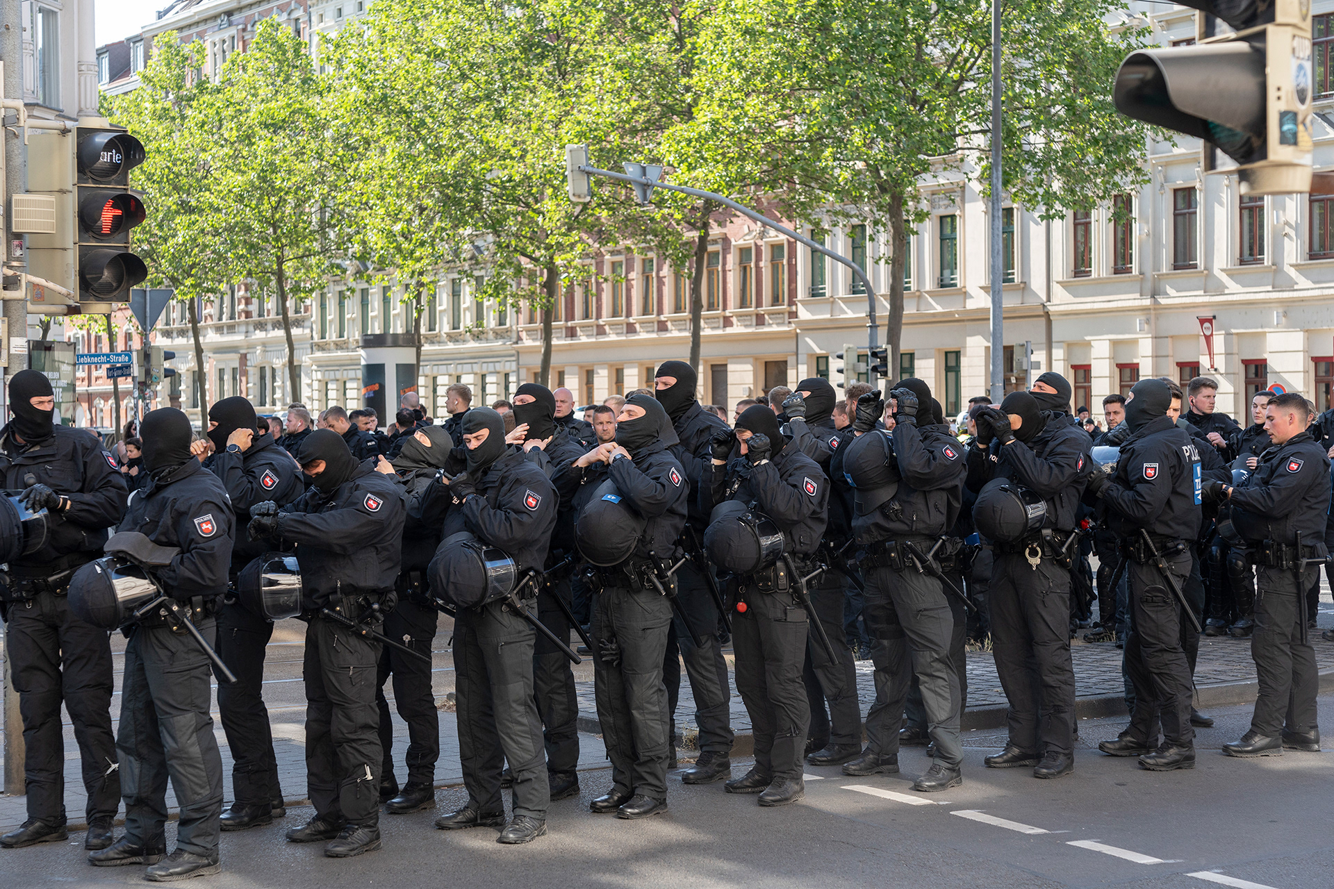 Polizist*innen machen sich für den Einsatz bereit.