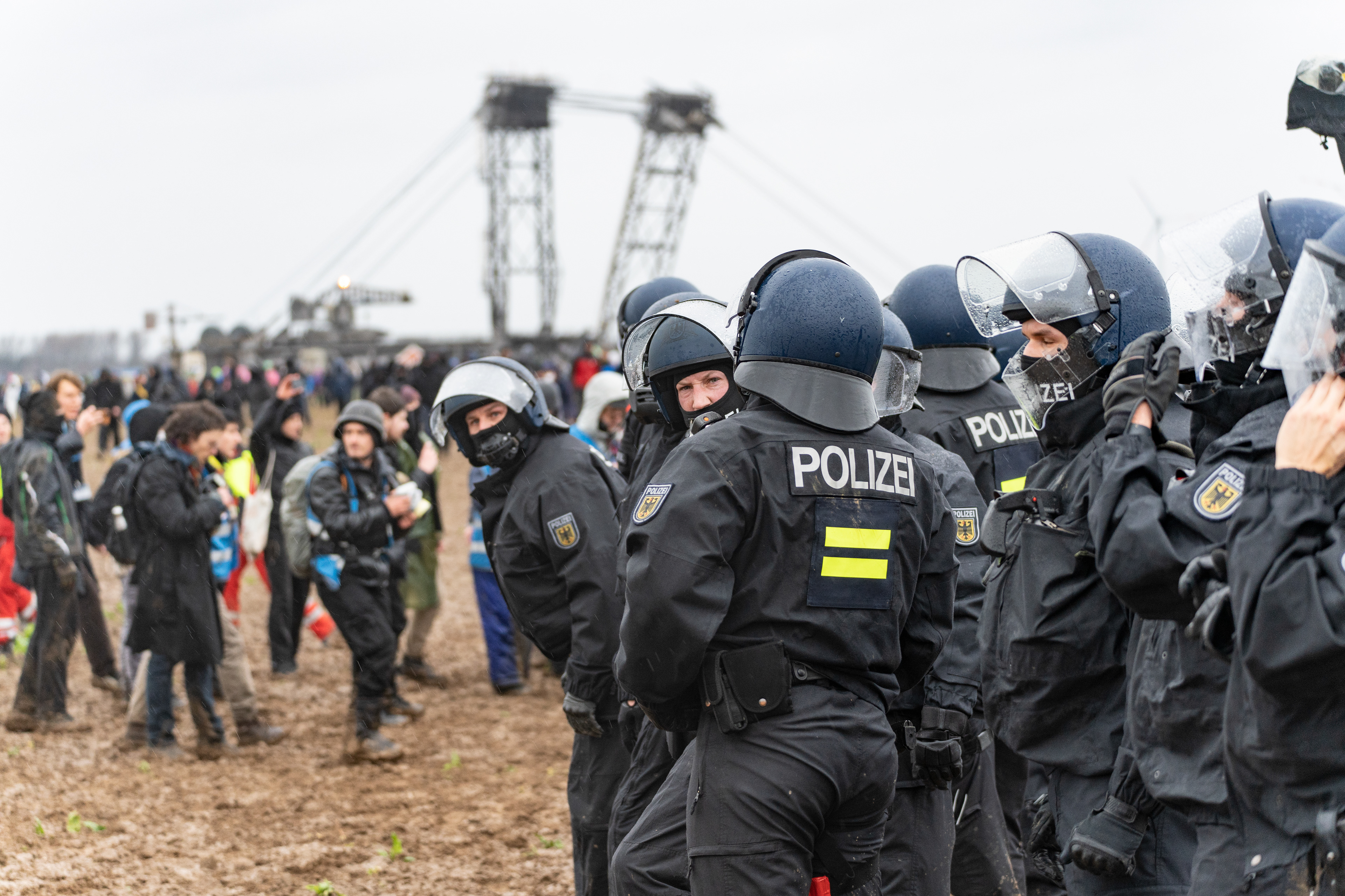 Polizist*innen formieren sich am Rand der Demonstration