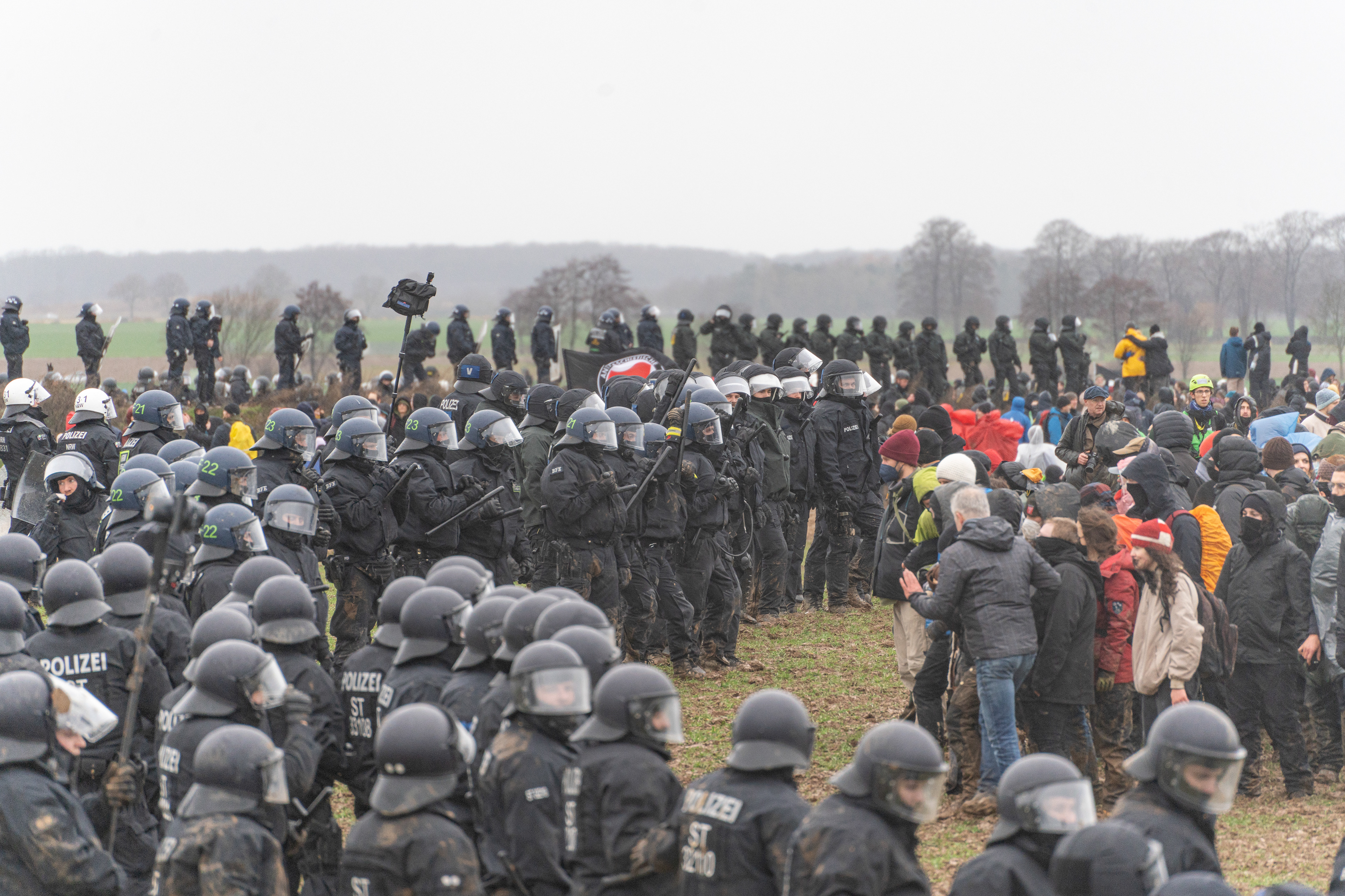 Demonstrant*innen und Polizei stehe sich gegenüber
